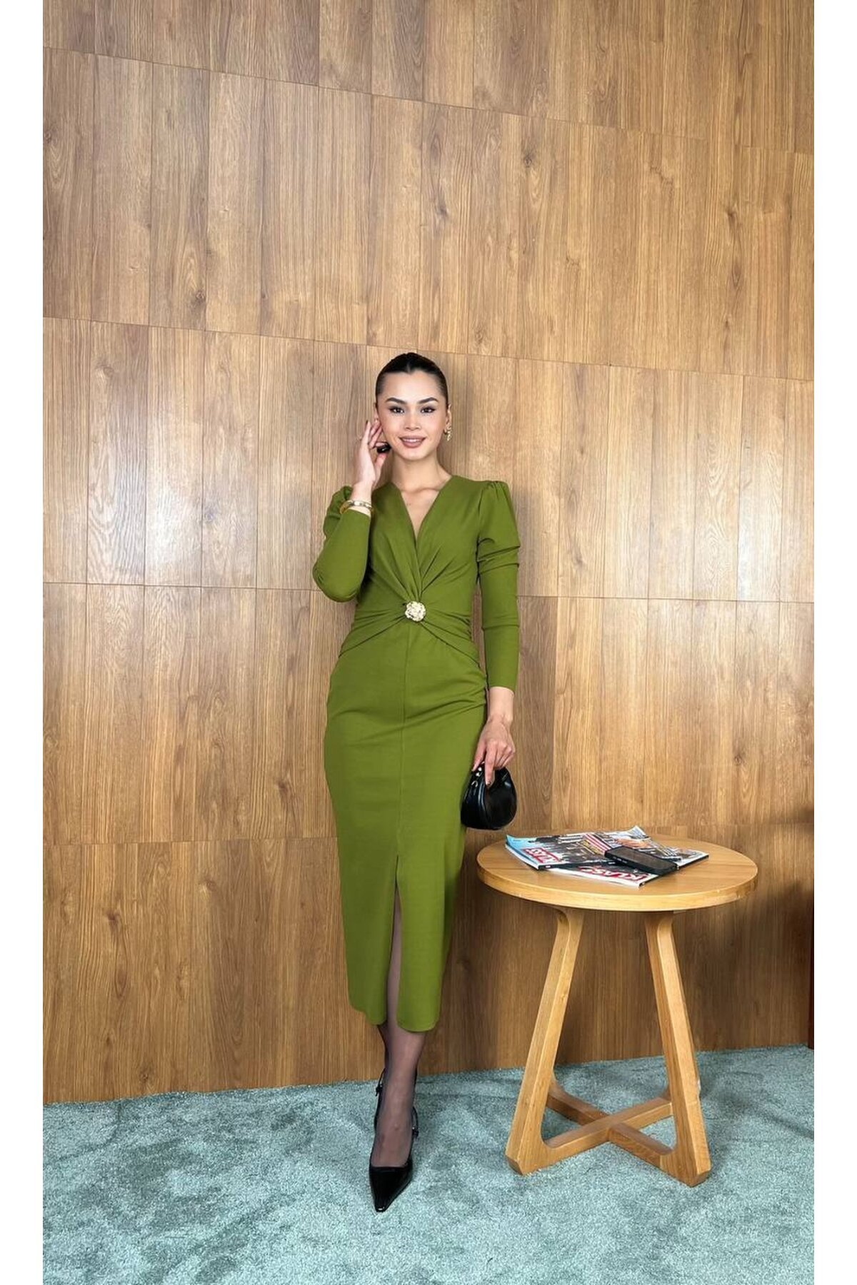 3830-OLİV GÖĞÜS ALTI DRAPELİ BROŞLU ELBİSE