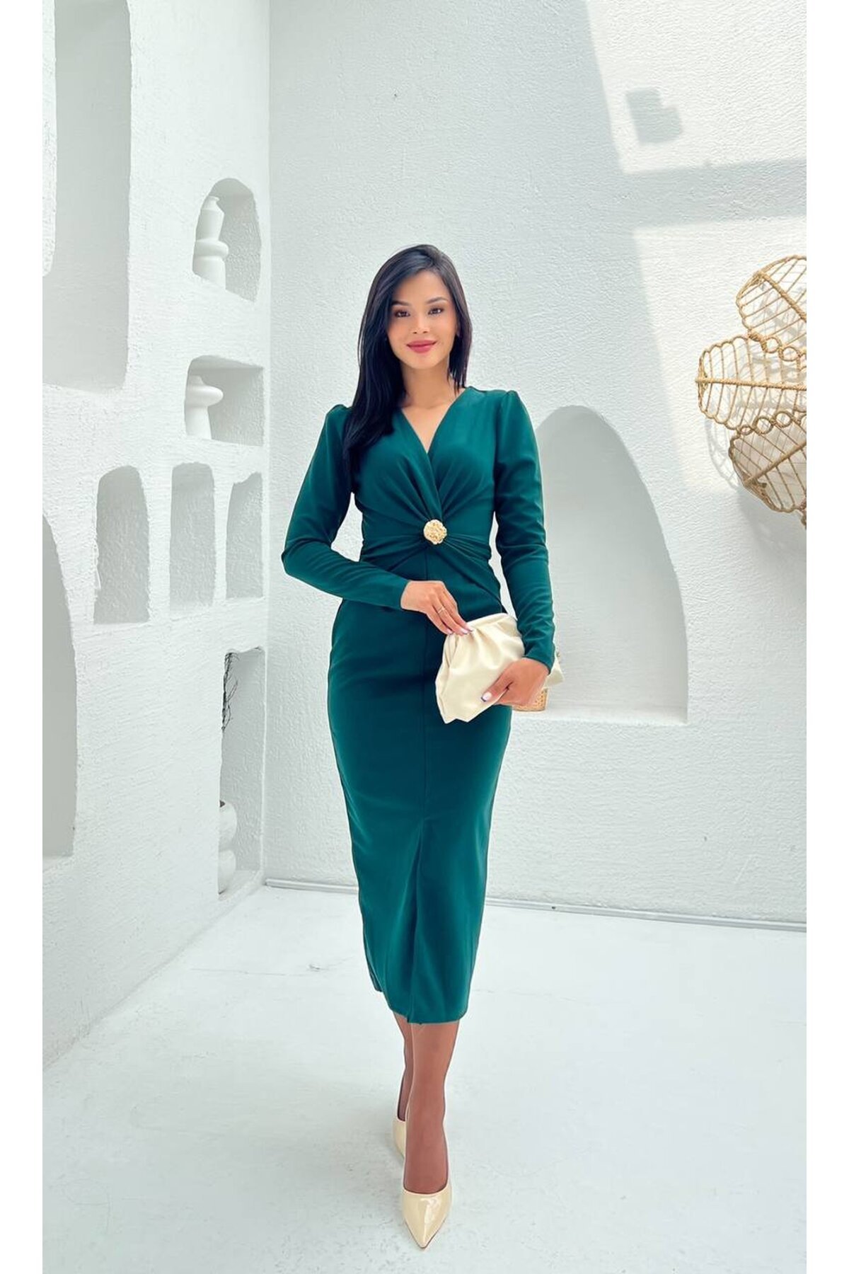 3830-ZÜMRÜT GÖĞÜS ALTI DRAPELİ BROŞLU ELBİSE