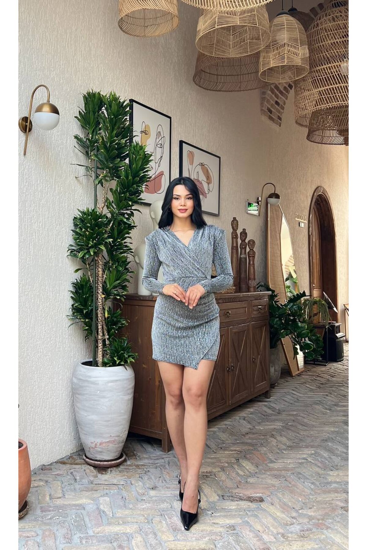 3835-GRİ  TAŞLI DRAPELİ KRUVAZE YAKA KISA ELBİSE