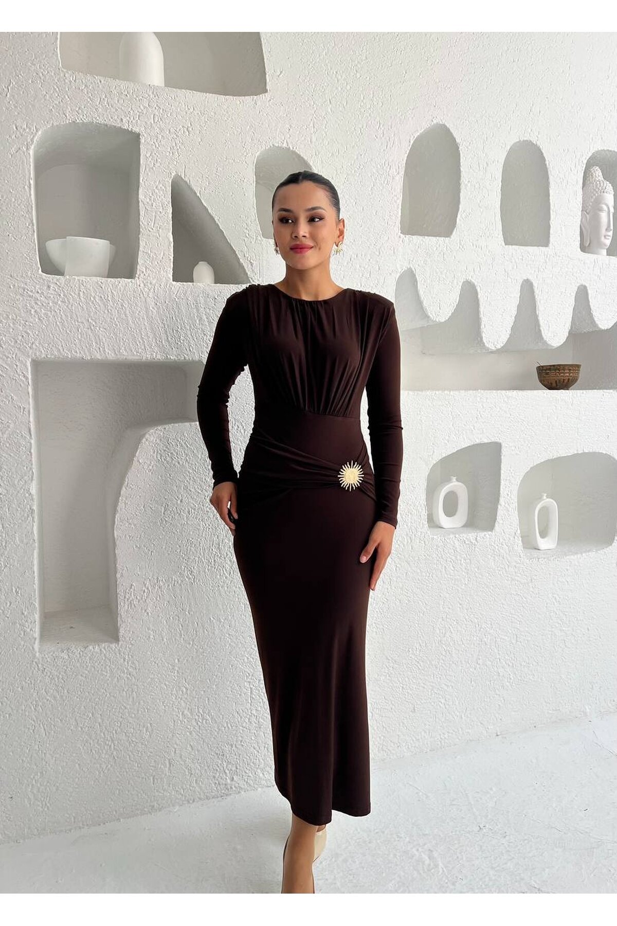 3839-KAHVERENGİ DENİZ KABUĞU TOKALI SANDY KUMAŞ ELBİSE