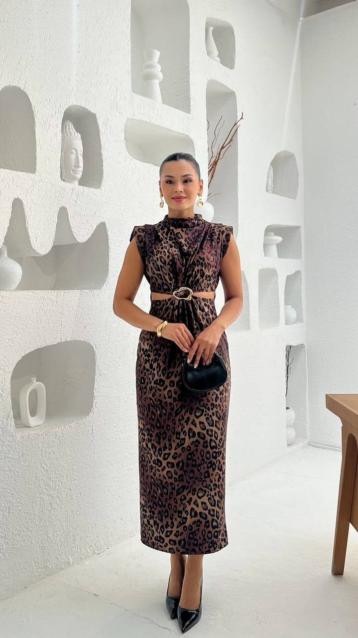 3840-LEOPAR DESEN YANLARI AÇIK TOKALI ELBİSE