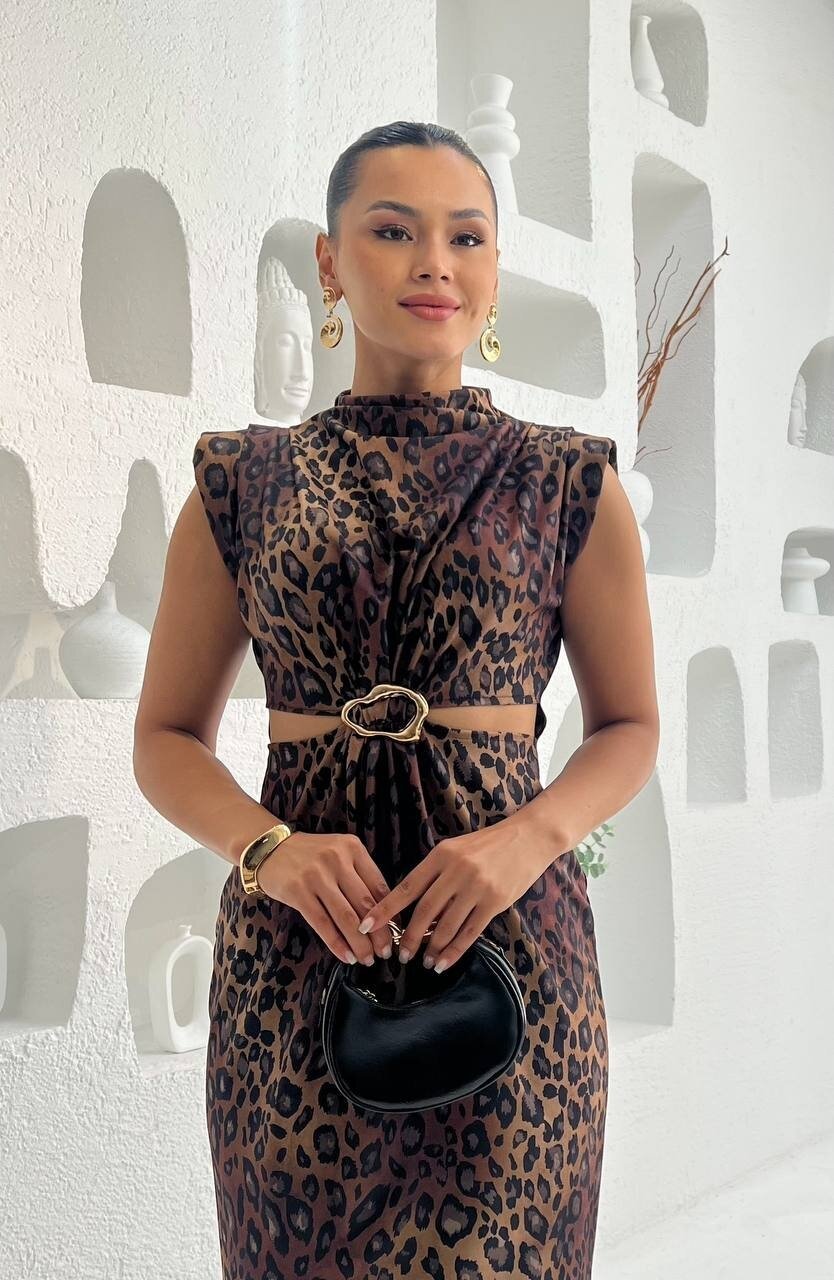 3840-LEOPAR DESEN YANLARI AÇIK TOKALI ELBİSE