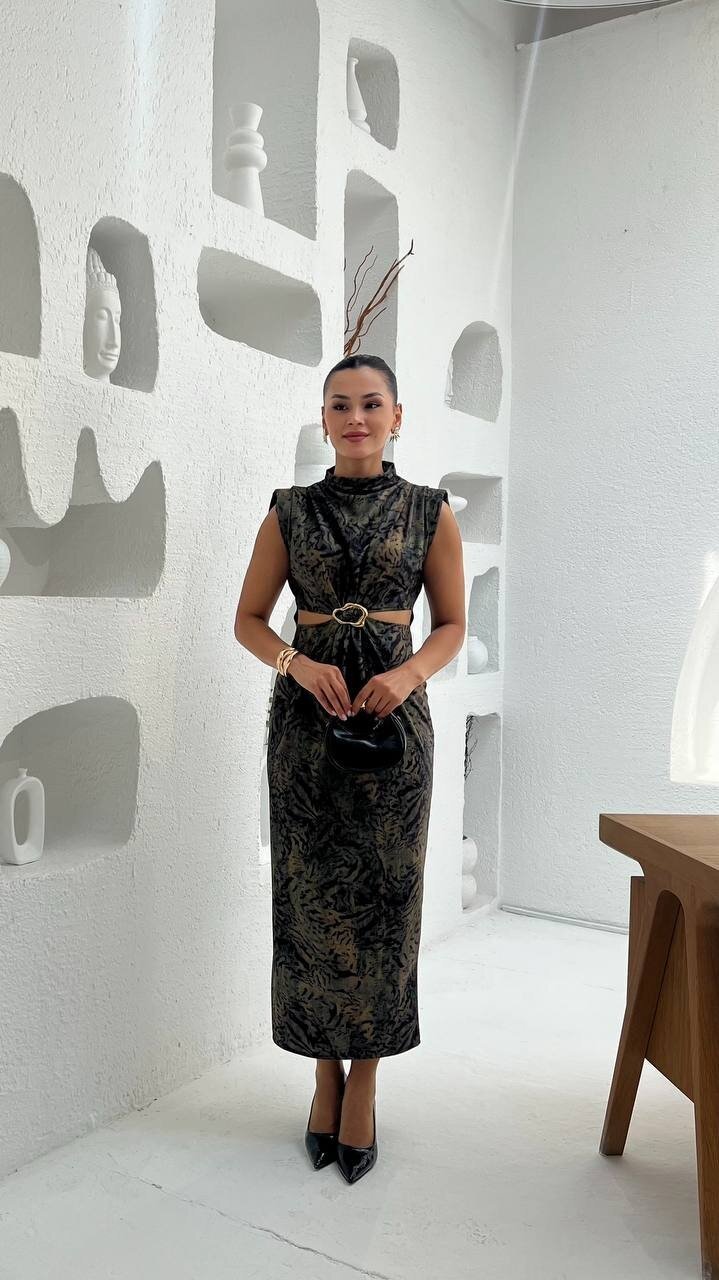 3840-YEŞİL DALMAÇYA DESEN DESEN YANLARI AÇIK TOKALI ELBİSE