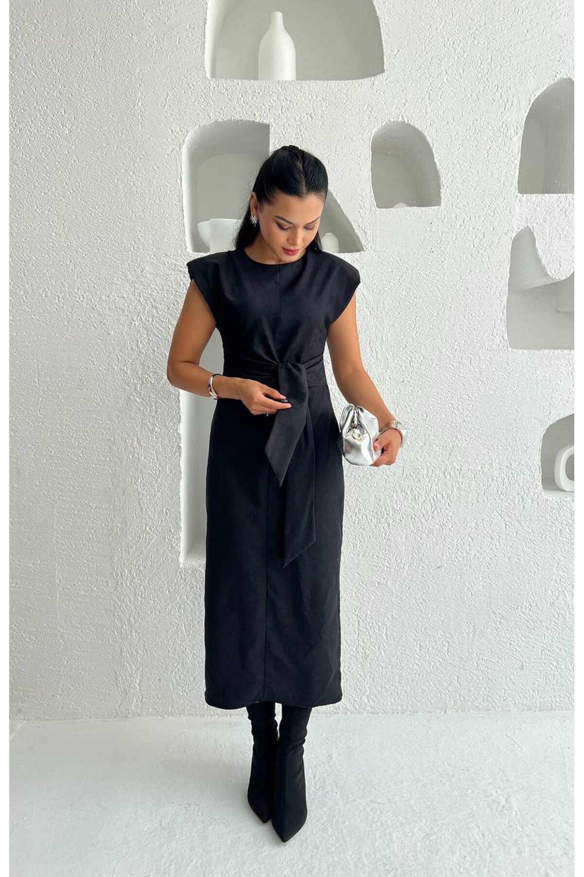 3842-SİYAH SÜET KUMAŞ KENDİNDEN KUŞAKLI ELBİSE