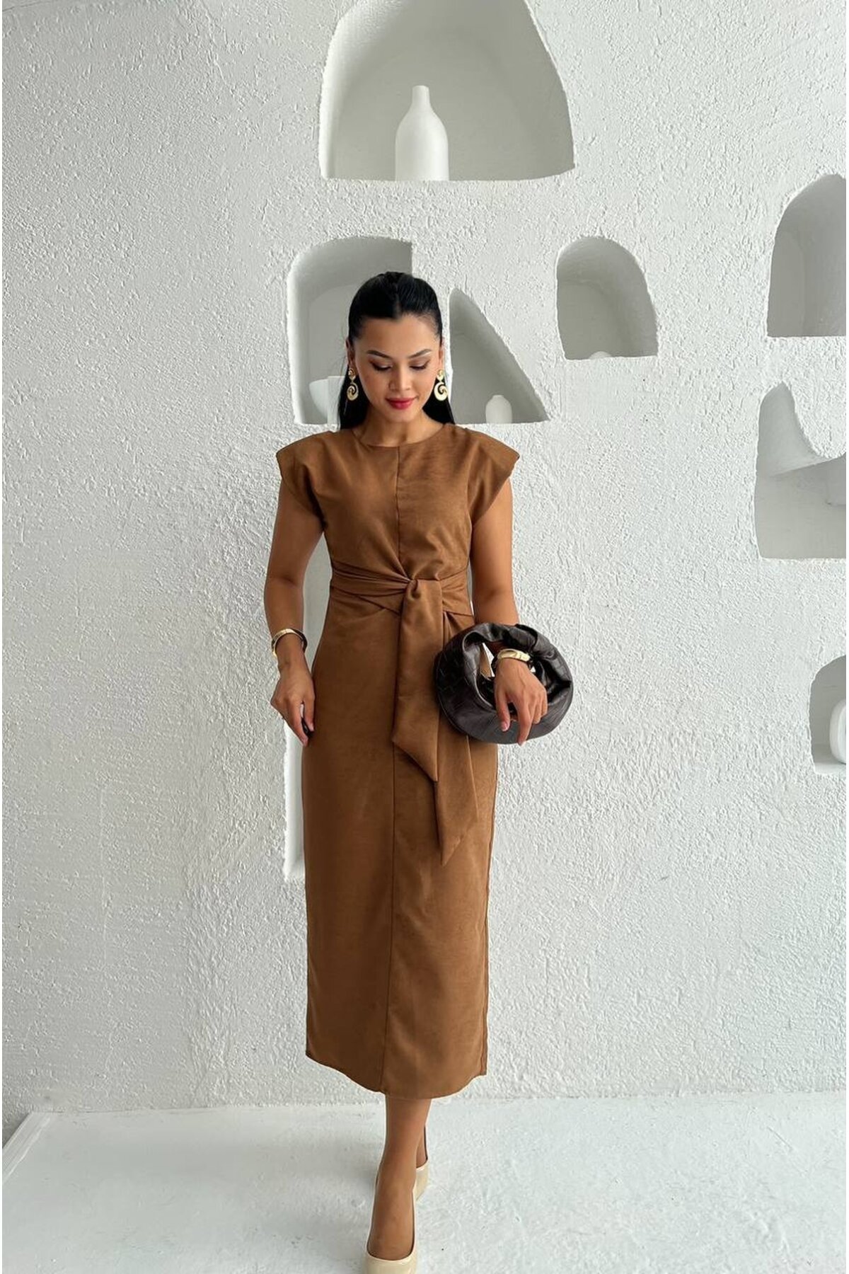 3842-TABA SÜET KUMAŞ KENDİNDEN KUŞAKLI ELBİSE