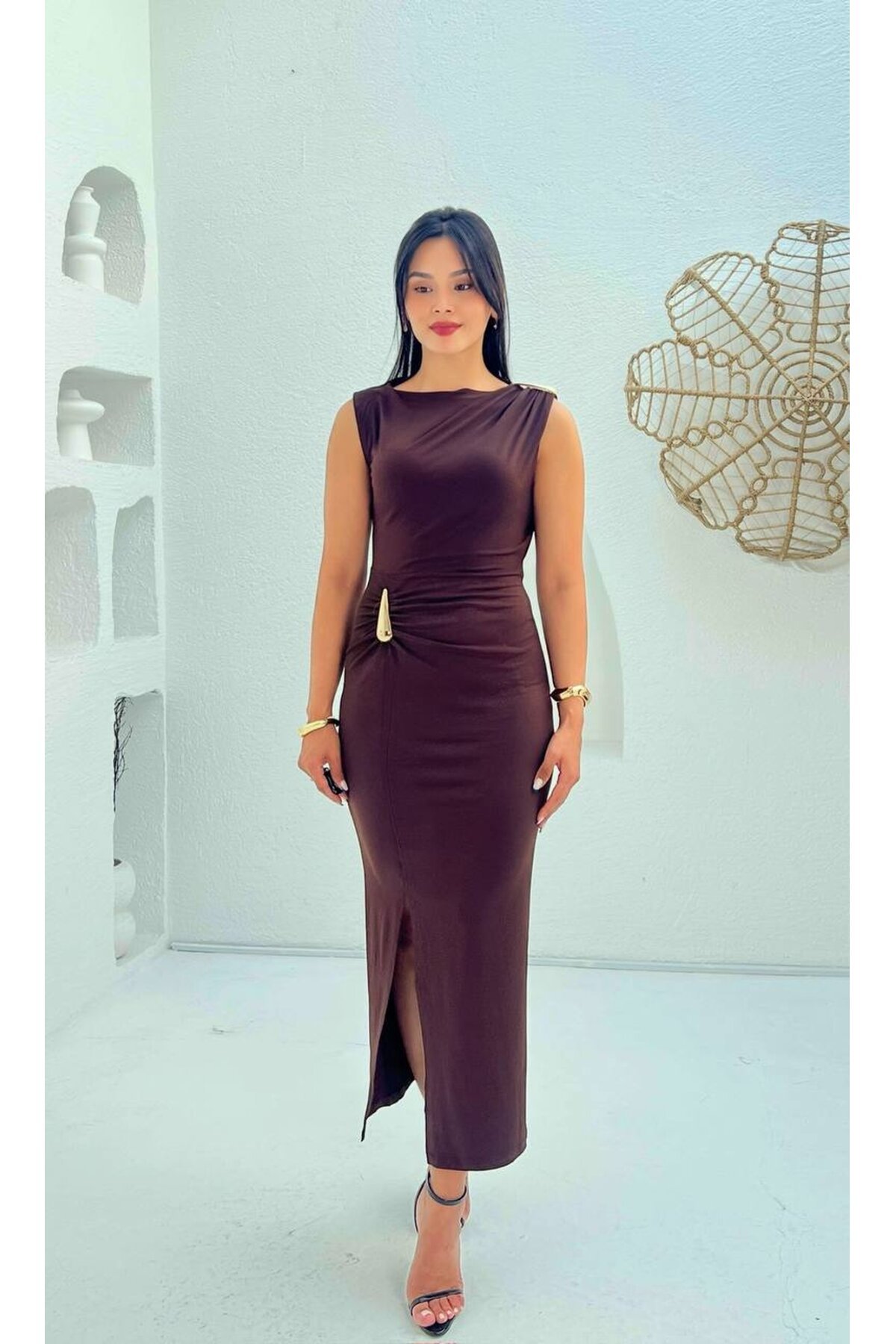 3846-KAHVERENGİ SIFIR KOL OMUZ DRAPLEİ TOKALI ELBİSE