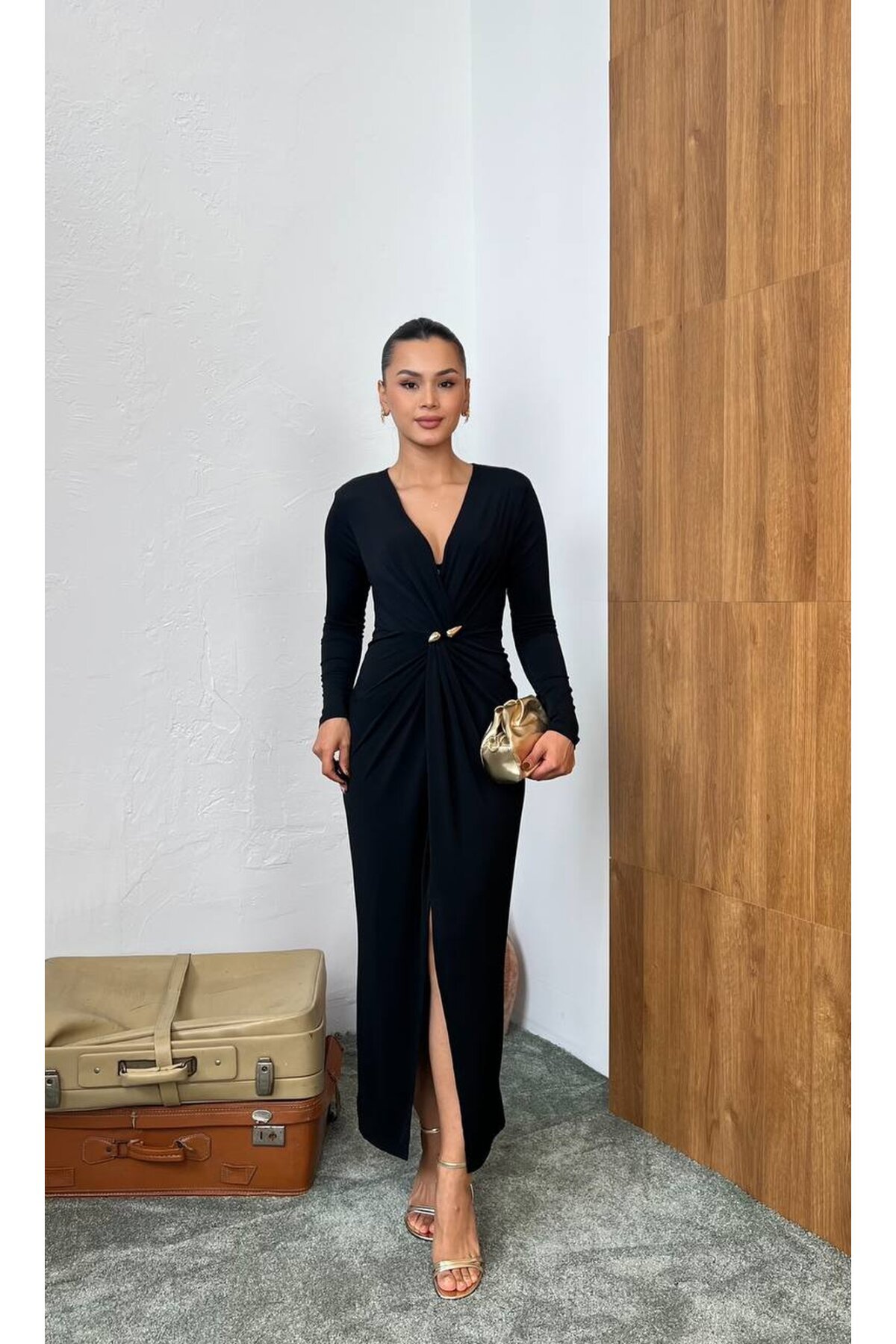 3849-SİYAH SANDY KUMAŞ ÖNÜ BÜZGÜLÜ BROŞ DETAYLI ELBİSE