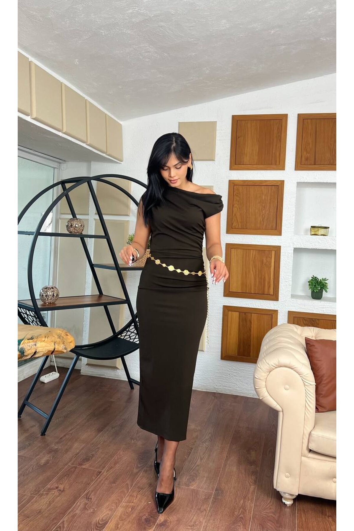 3851-KAHVERENGİ TEK OMUZ ZİNCİR KEMERLİ ELBİSE