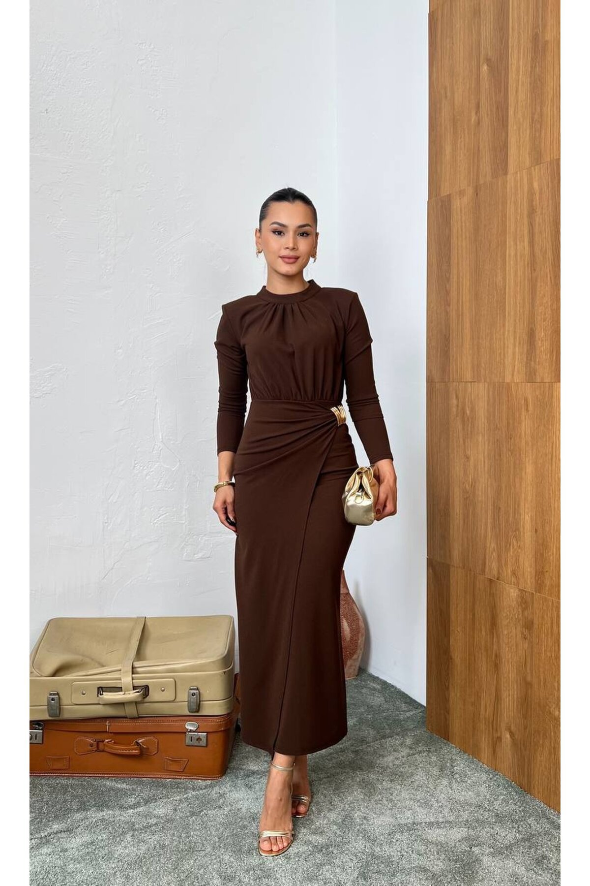 3855-KAHVERENGİ YAN BÜZGÜ TOKA DETAYLI UZUN ELBİSE