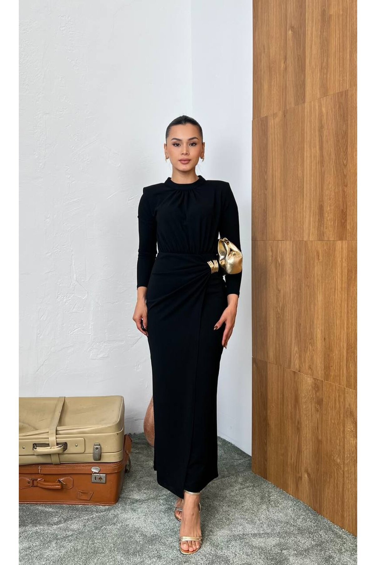 3855-SİYAH YAN BÜZGÜ TOKA DETAYLI UZUN ELBİSE