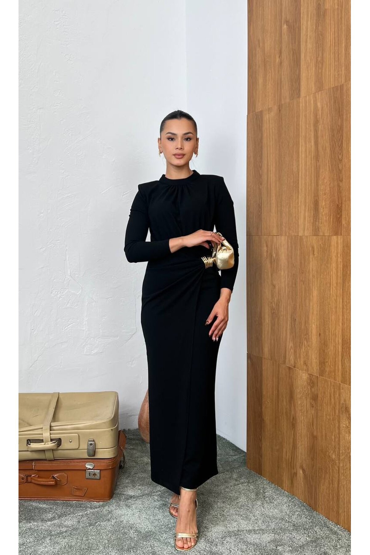 3855-SİYAH YAN BÜZGÜ TOKA DETAYLI UZUN ELBİSE