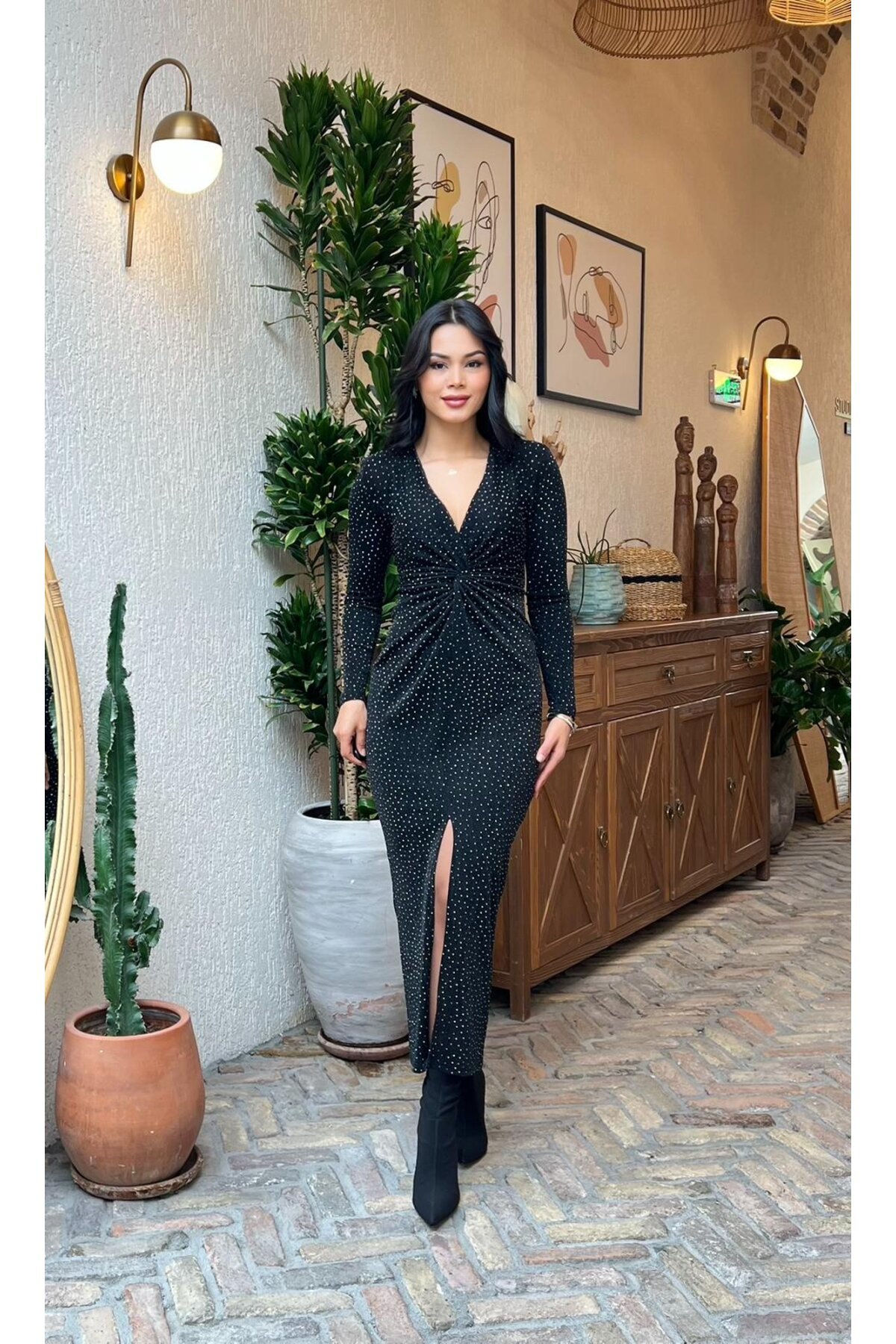 3856-SİYAHA GRİ TAŞLI SİM KUMAŞ ÖNÜ BÜZGÜLÜ ELBİSE