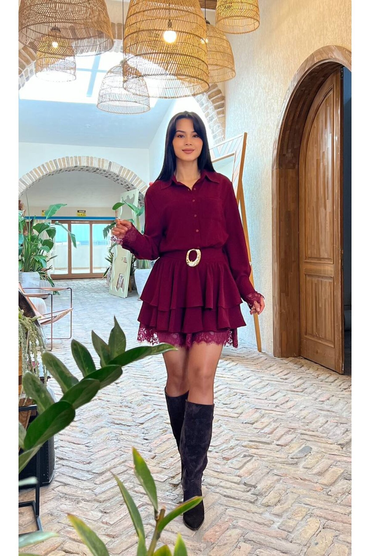 3858-BORDO KAT KAT DANTEL DETAYLI TOKA KEMERLİ ELBİSE