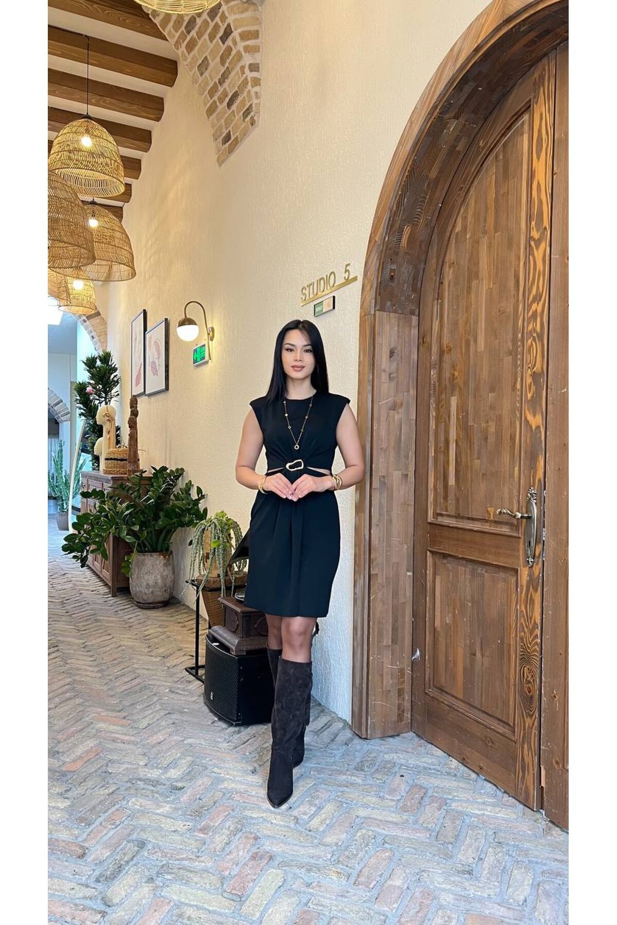 3859-SİYAH BEL PENCERE DEKOLTELİ KISA ELBİSE