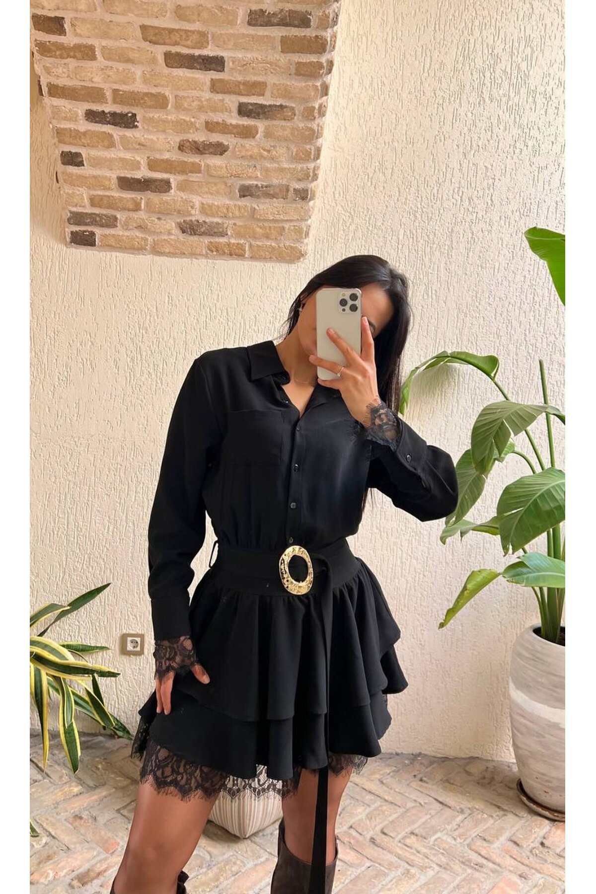 3858-SİYAH KAT KAT DANTEL DETAYLI TOKA KEMERLİ ELBİSE