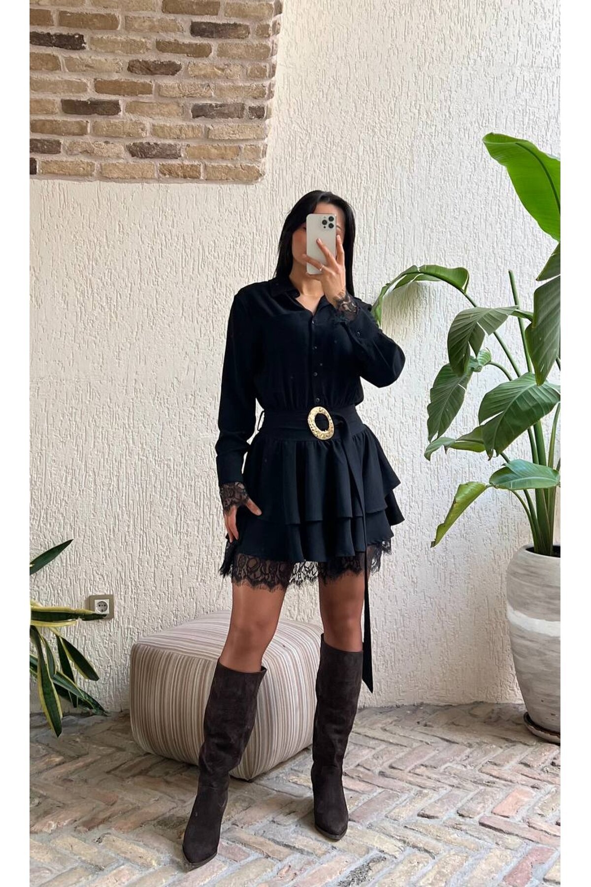 3858-SİYAH KAT KAT DANTEL DETAYLI TOKA KEMERLİ ELBİSE