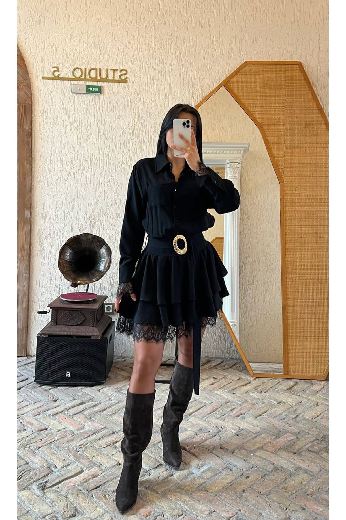 3858-SİYAH KAT KAT DANTEL DETAYLI TOKA KEMERLİ ELBİSE