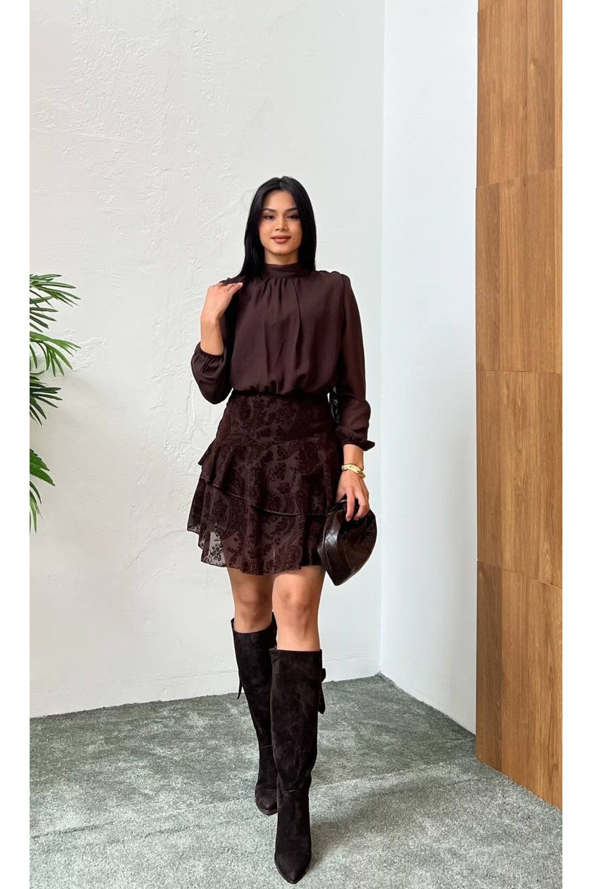 3863-KAHVERENGİ ÜSTÜ ŞİFON ALTI FLOK MİNİ ELBİSE