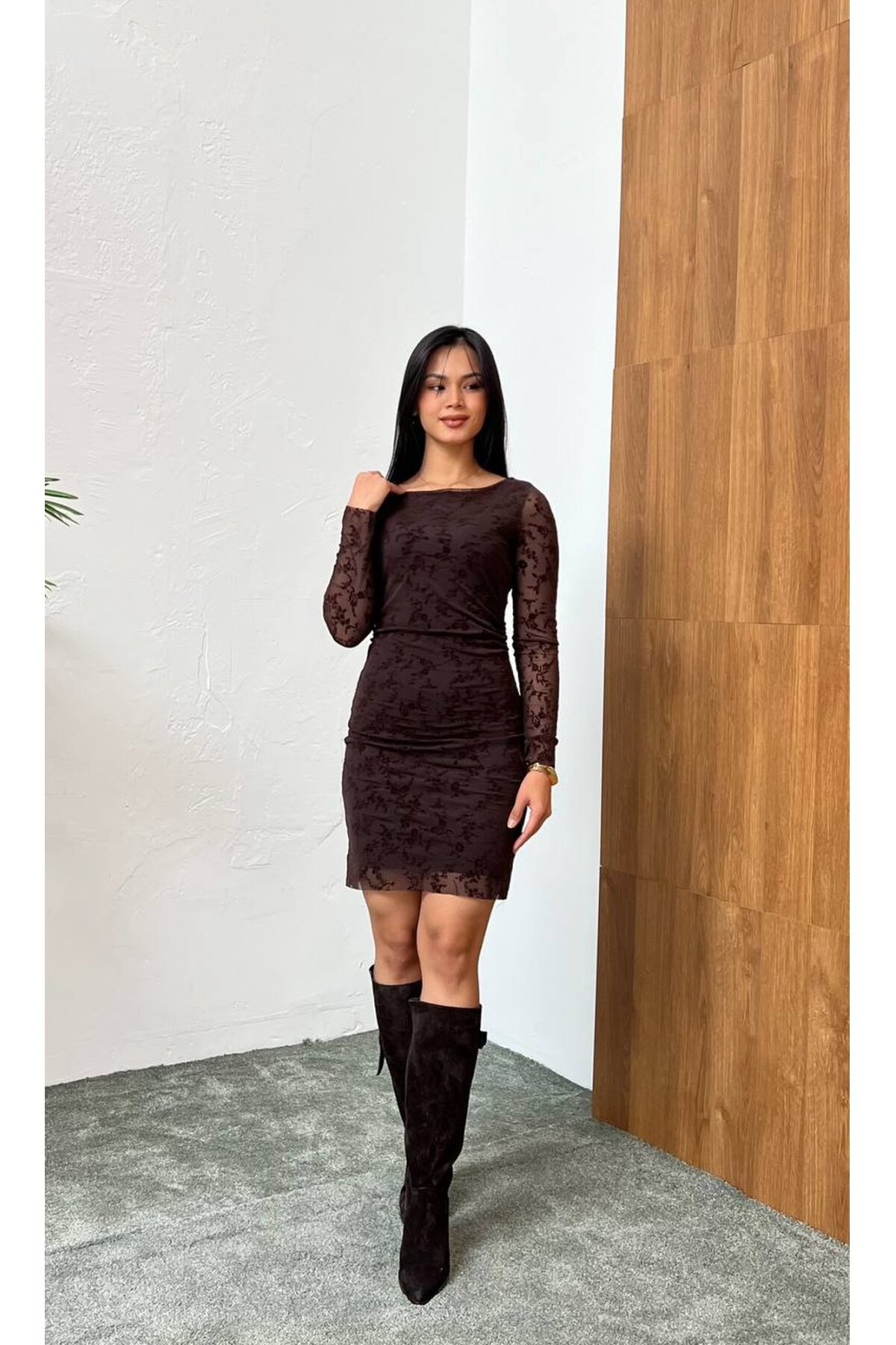 3864-KAHVE FLOK BASKI YANLARI BÜZGÜLÜ ELBİSE