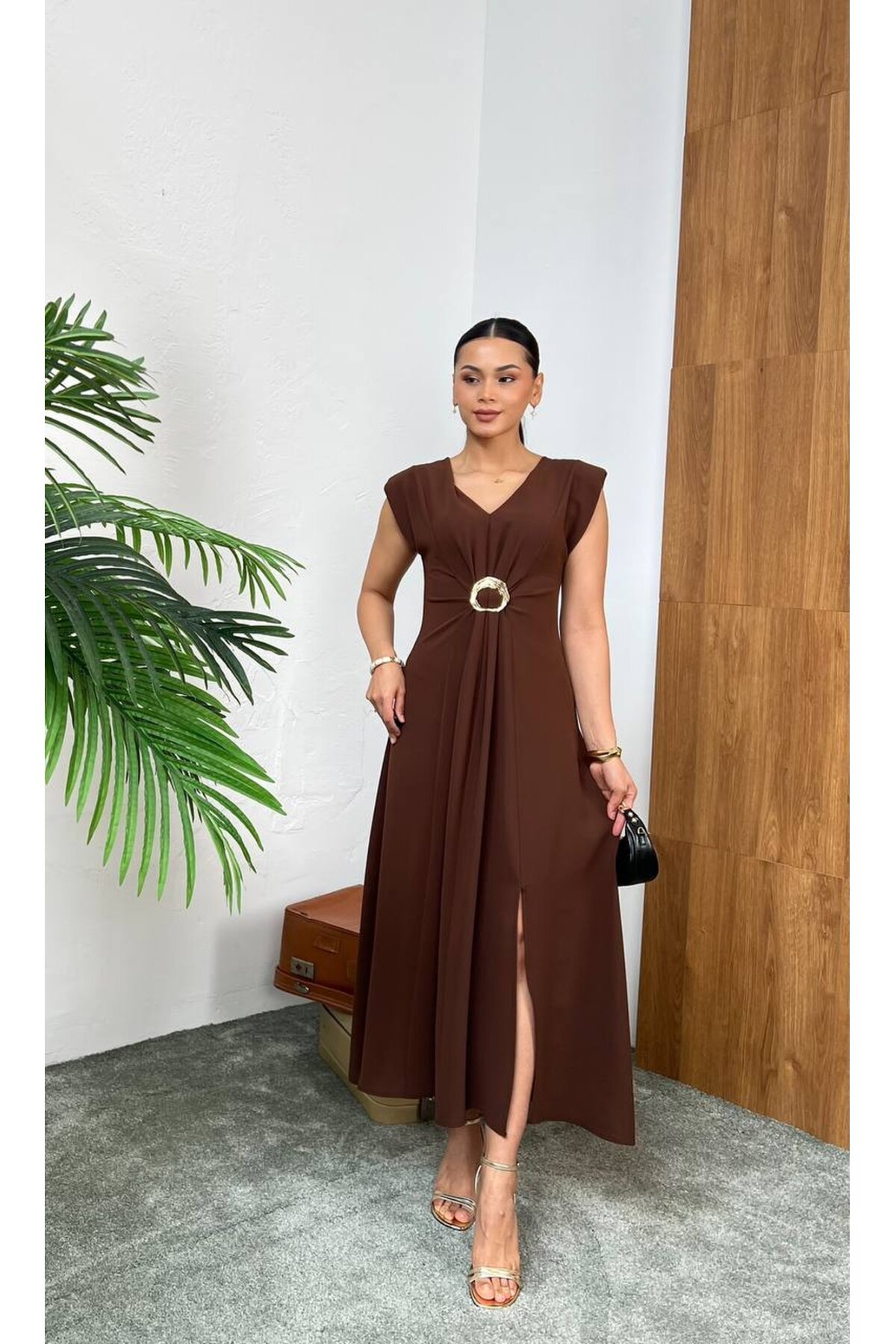 3865-KAHVERENGİ  SIFIR KOL VATKALI OLİPS TOKALI YIRTMAÇLI ELBİSE