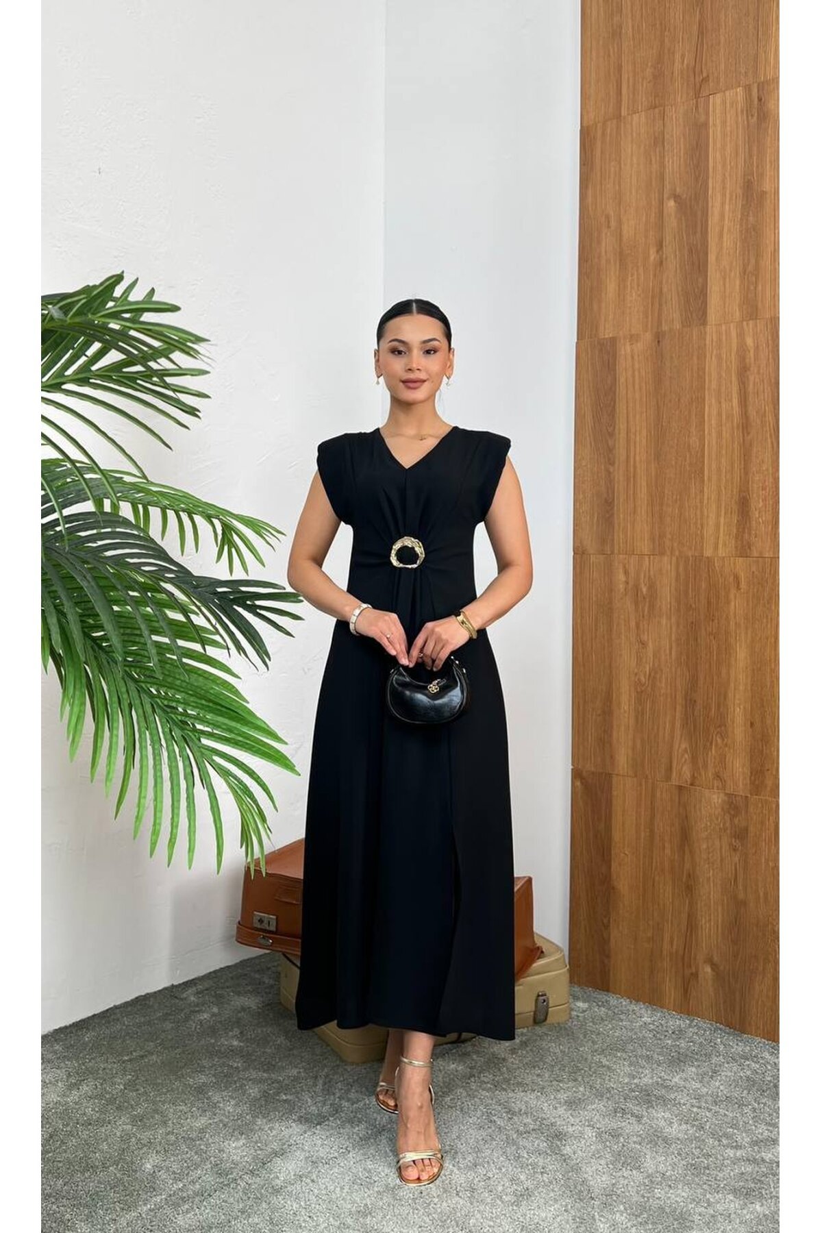 3865-SİYAH  SIFIR KOL VATKALI OLİPS TOKALI YIRTMAÇLI ELBİSE