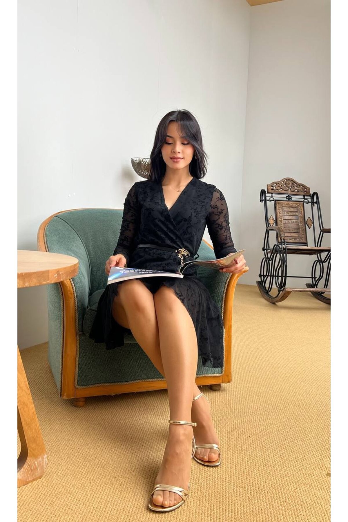 3894-SİYAH FLOK BASKI ANVELOK YAKA KISA ELBİSE