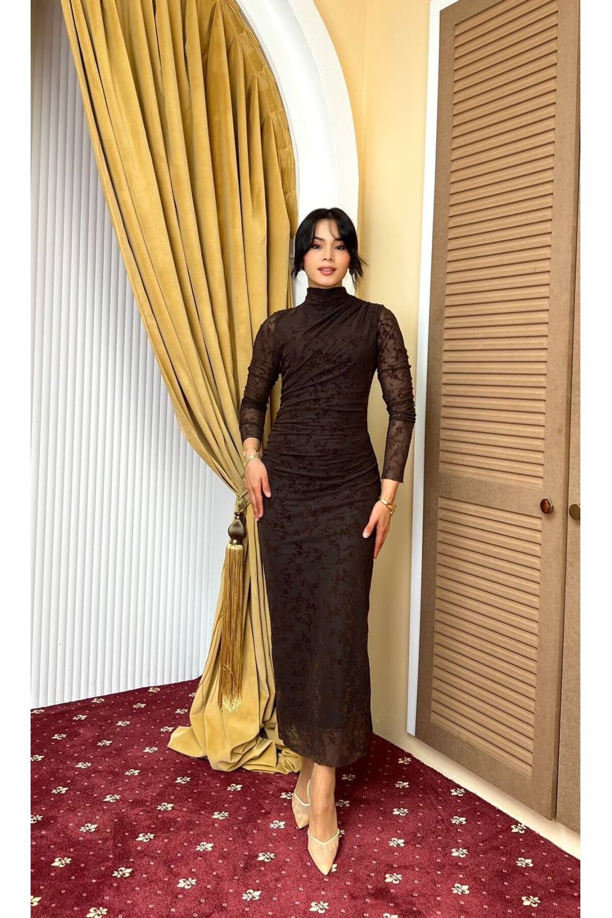 3901-KAHVERENGİ FLOK BASKI DRAPELİ ELBİSE