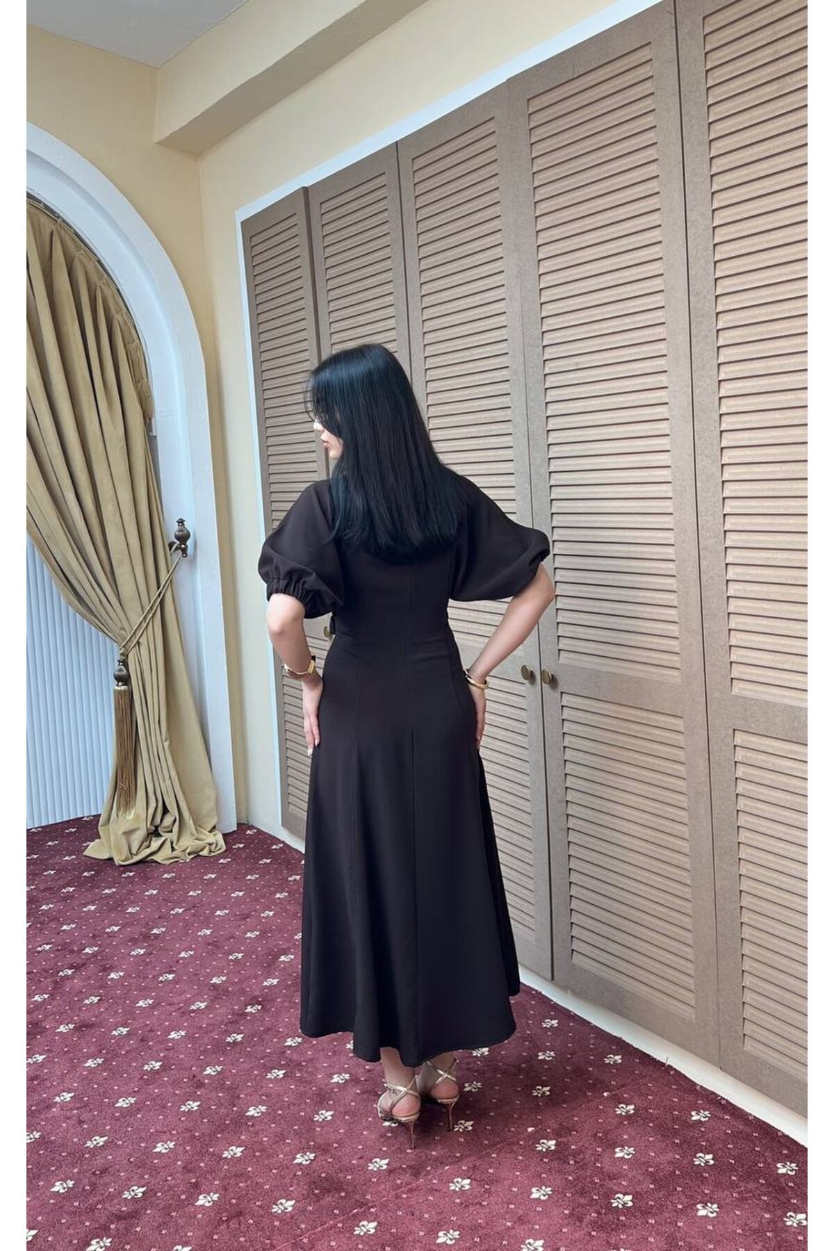 3909-KAHVERENGİ OUBLE KUMAŞ KENDİNDEN BROŞ KEMERLİ ELBİSE