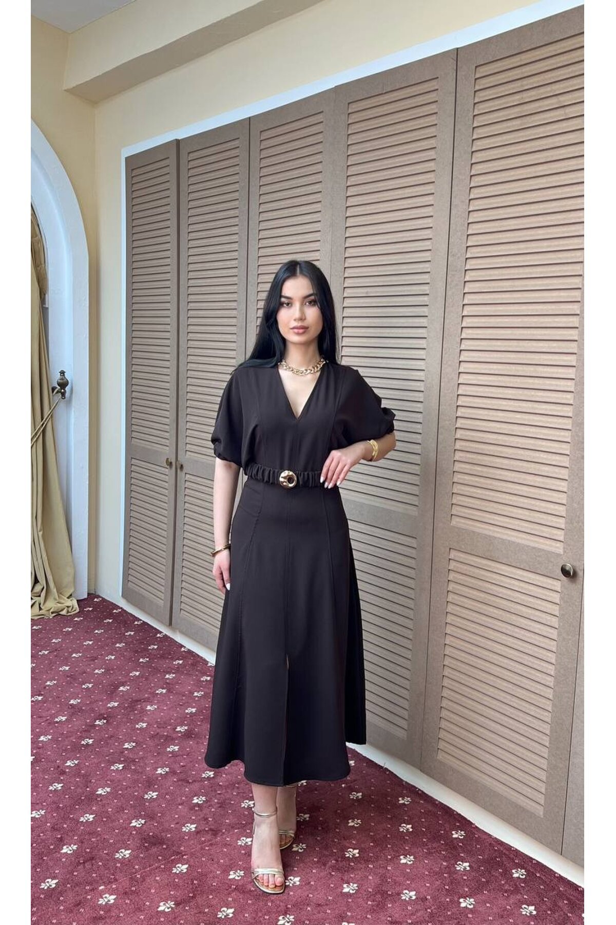 3909-KAHVERENGİ OUBLE KUMAŞ KENDİNDEN BROŞ KEMERLİ ELBİSE