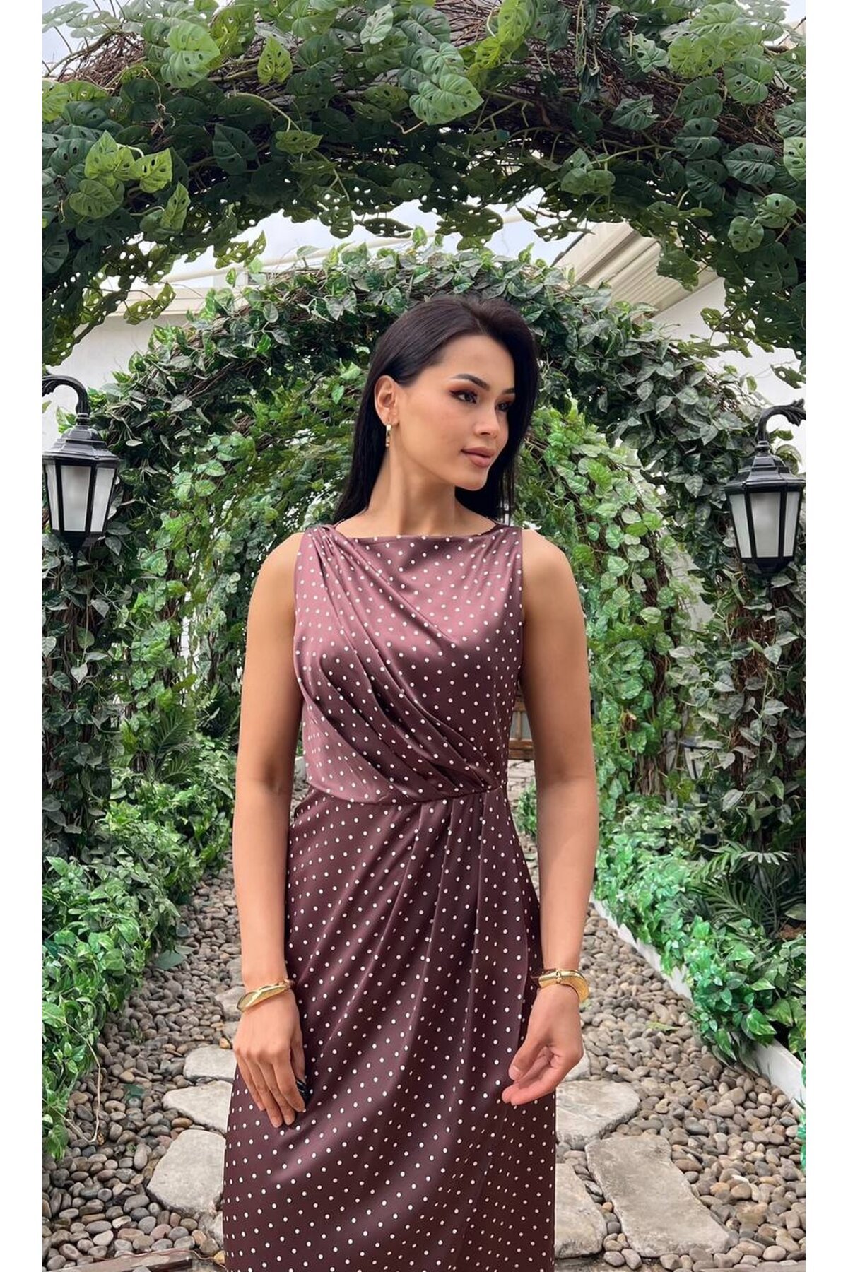 3937-KAHVERENGİ SATEN KUMAŞ PUANTİYE DRAPELİ ELBİSE