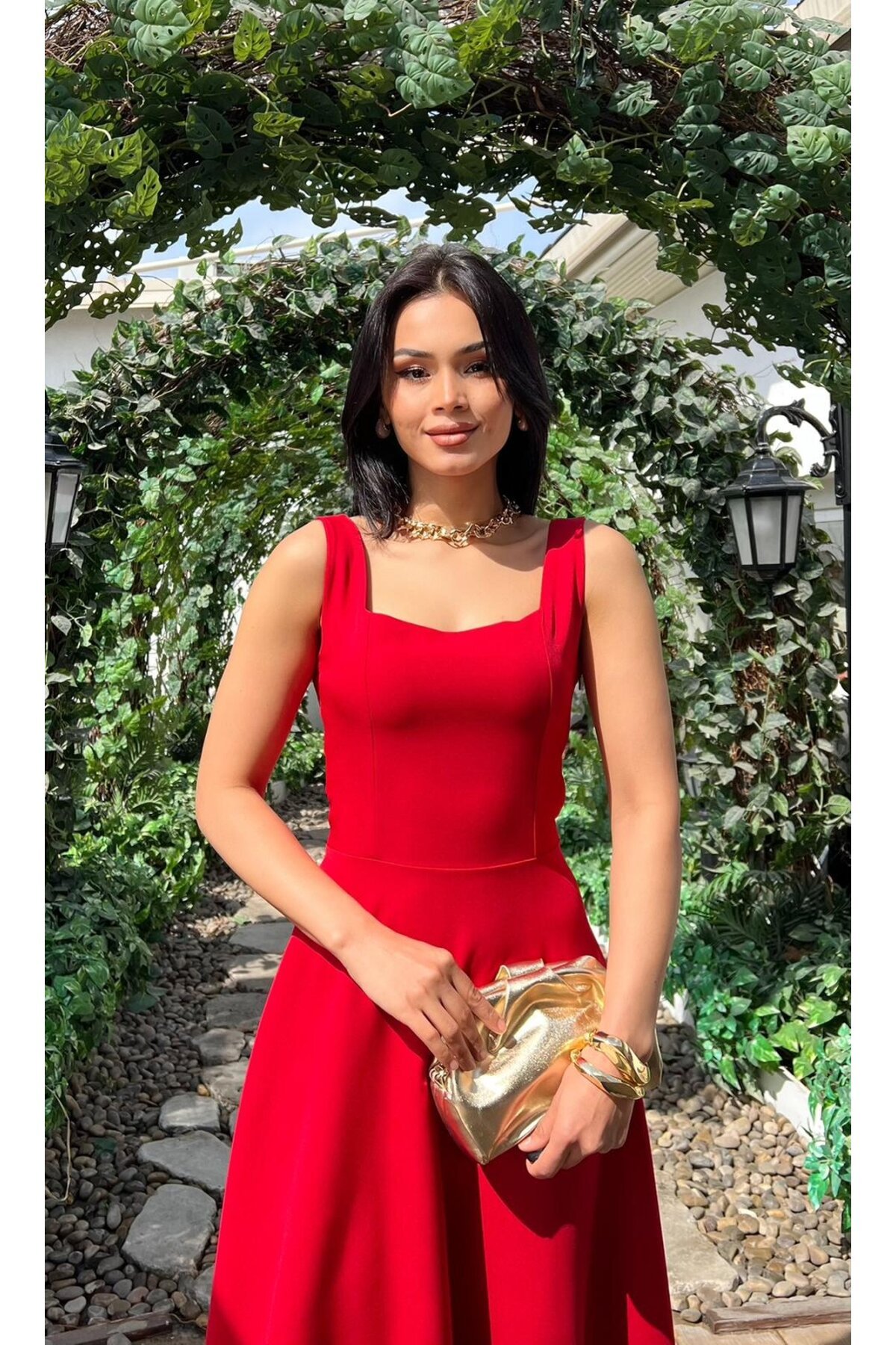 3938- KIRMIZI ARKADAN BAĞLAMA DETAYLI KARE YAKA KREP ELBİSE