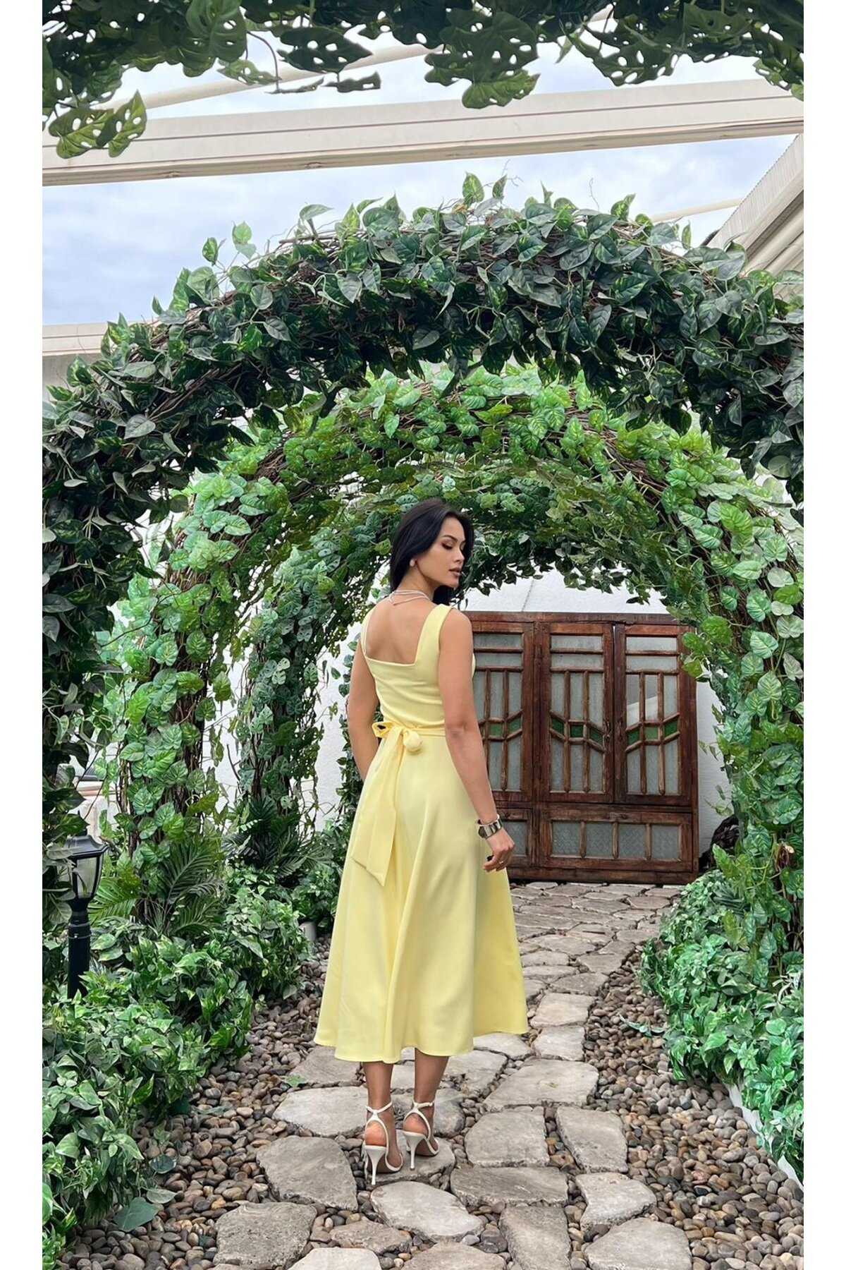 3938- SARI ARKADAN BAĞLAMA DETAYLI KARE YAKA KREP ELBİSE