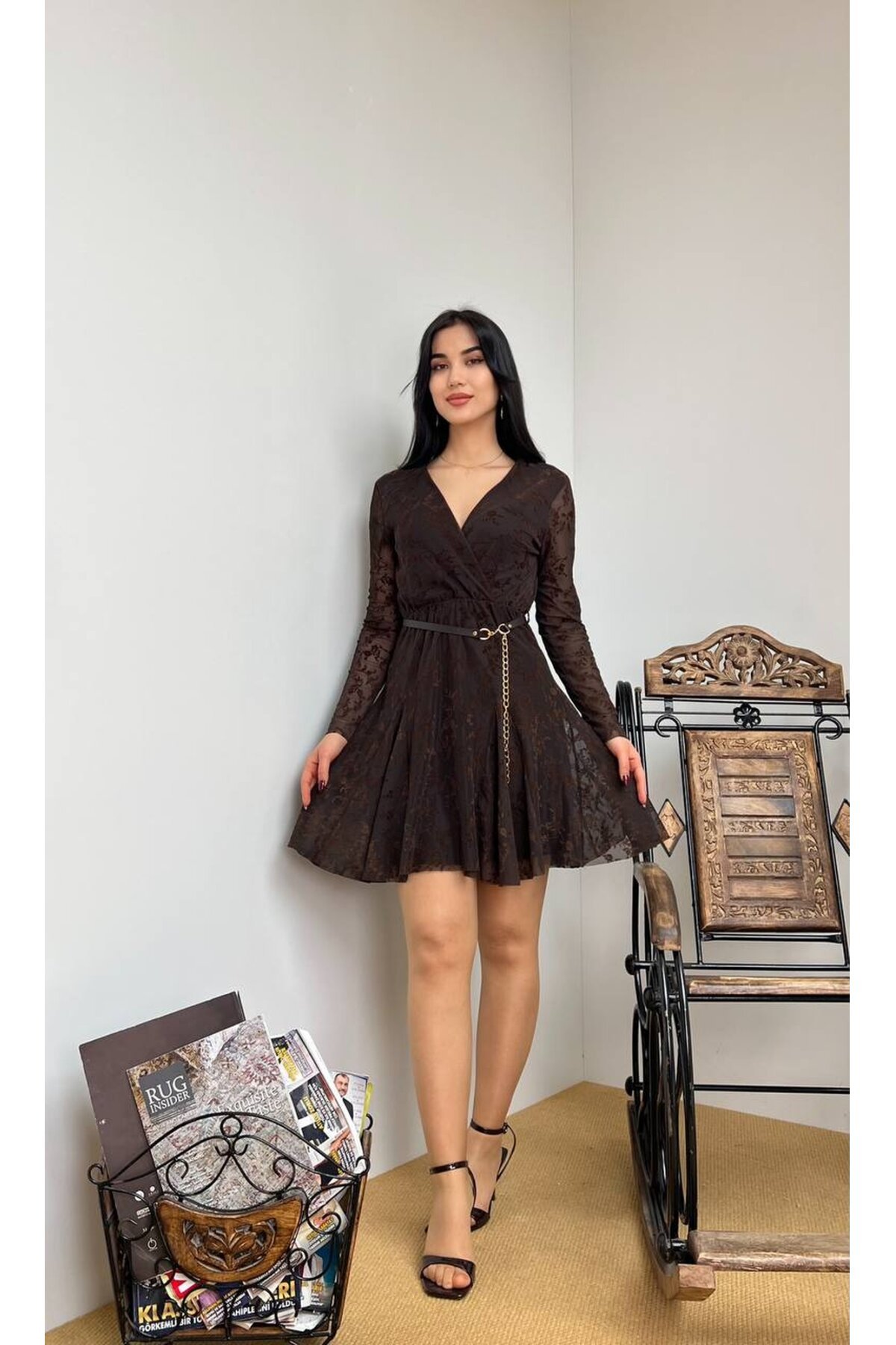 3894-KAHVERENGİ FLOK BASKI ANVELOK YAKA KISA ELBİSE