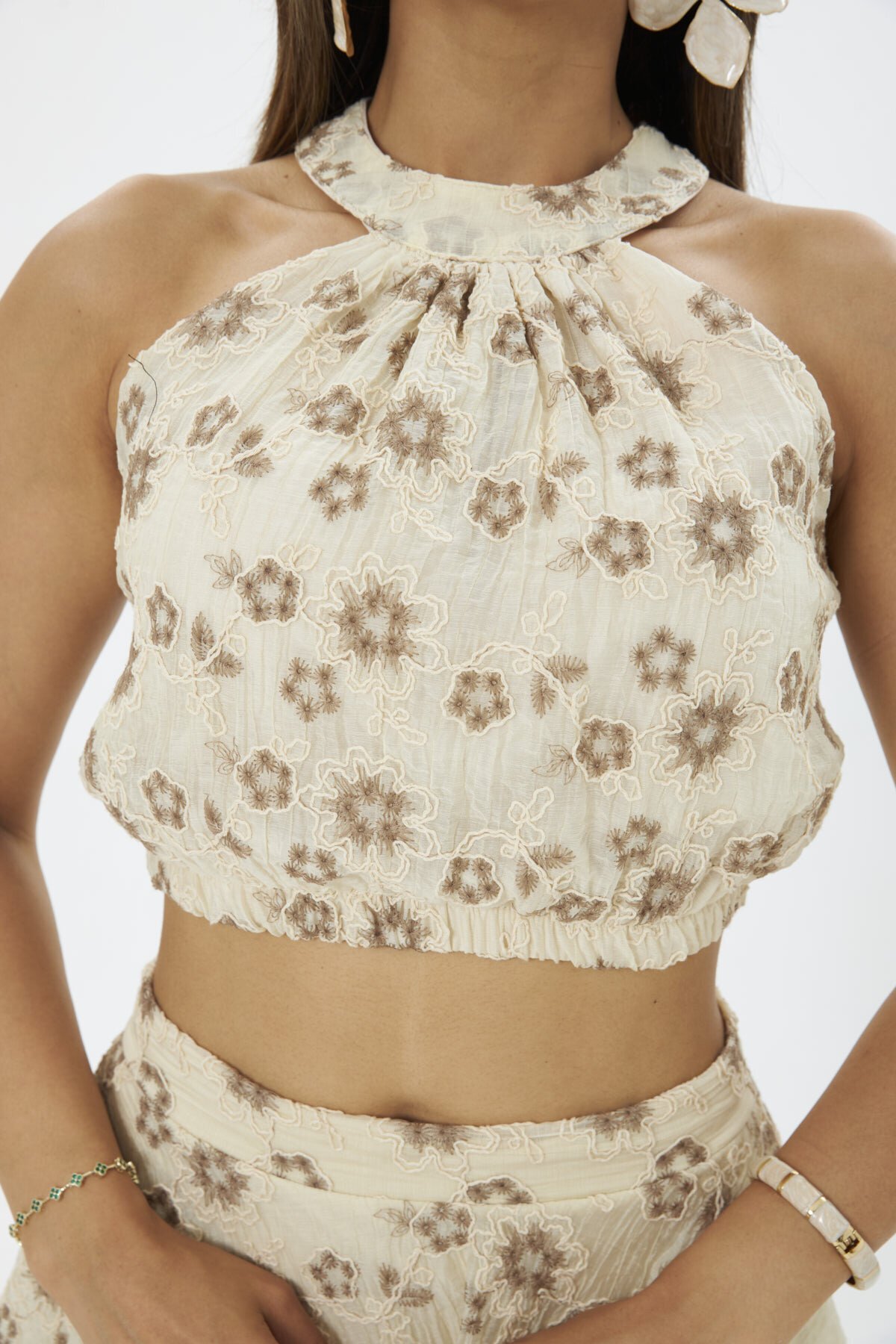 4129-Kahve Çiçek Desenli Halter Yaka Katlı Etekli Takım