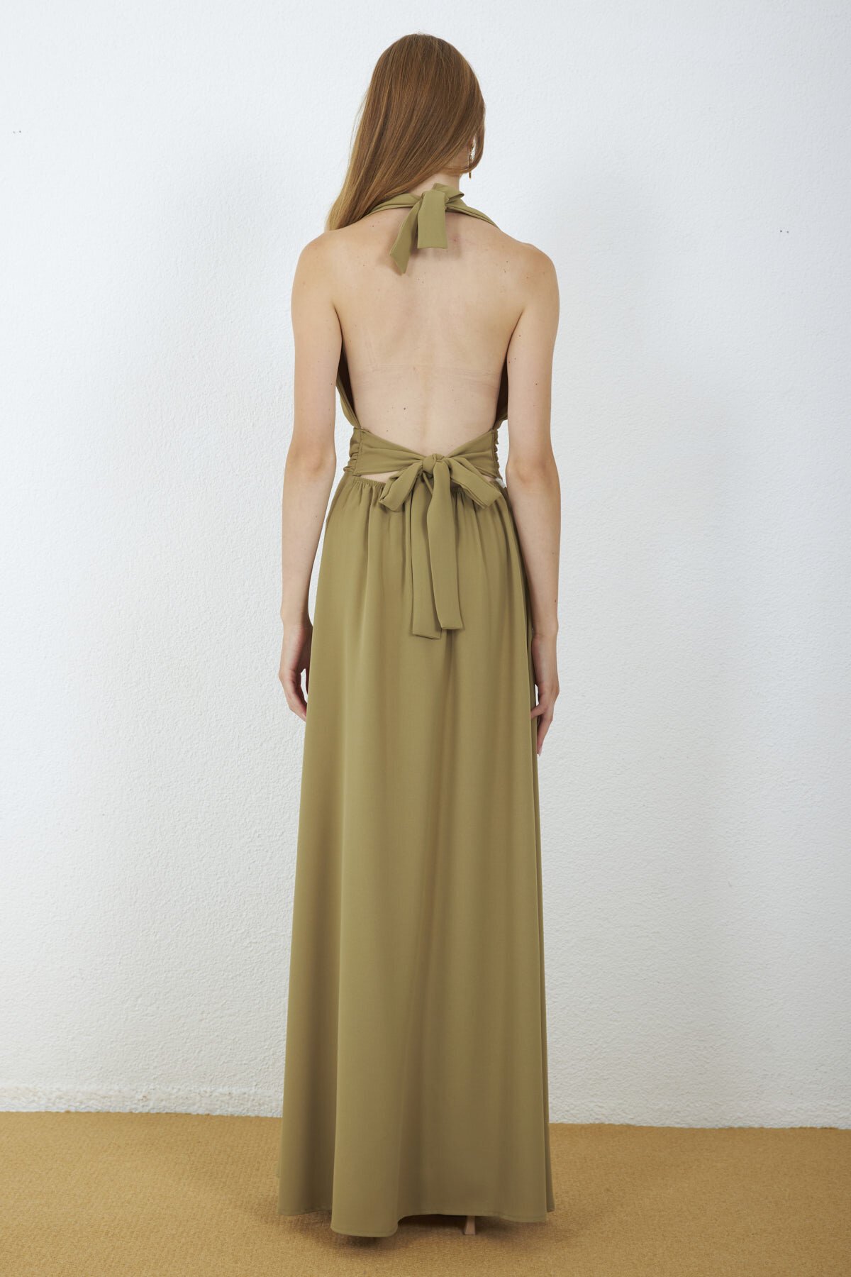 4133-Açık Oliv Halter Yaka Drapeli Yırtmaçlı Maxi Elbise