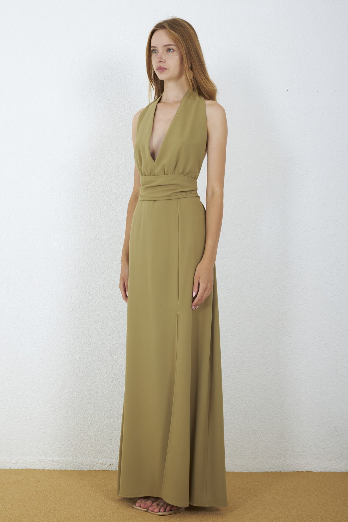 4133-Açık Oliv Halter Yaka Drapeli Yırtmaçlı Maxi Elbise