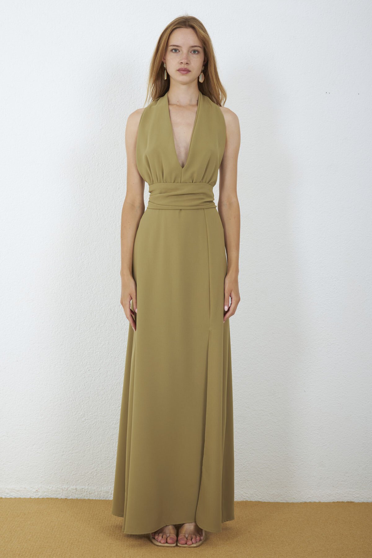 4133-Açık Oliv Halter Yaka Drapeli Yırtmaçlı Maxi Elbise