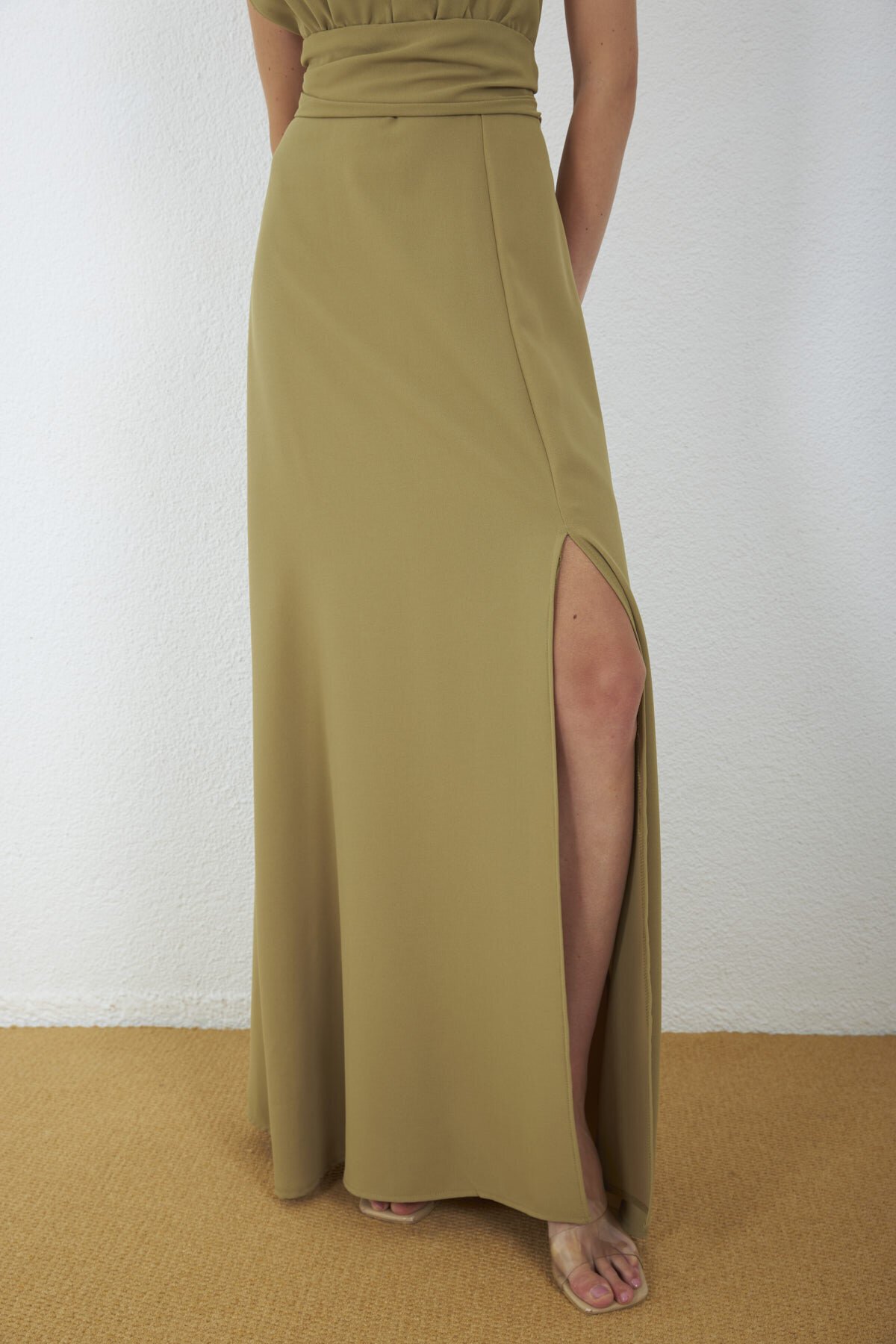 4133-Açık Oliv Halter Yaka Drapeli Yırtmaçlı Maxi Elbise