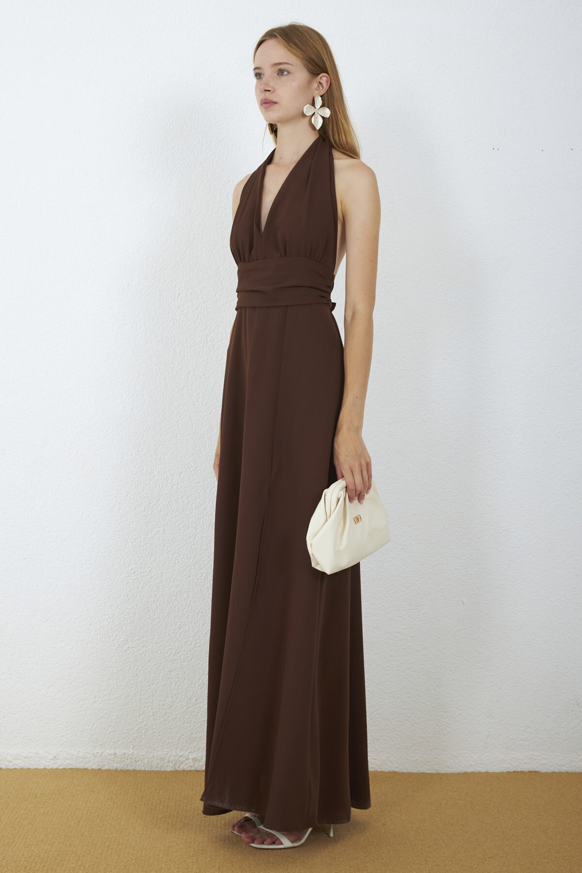 4133-Kahve Halter Yaka Drapeli Yırtmaçlı Maxi Elbise