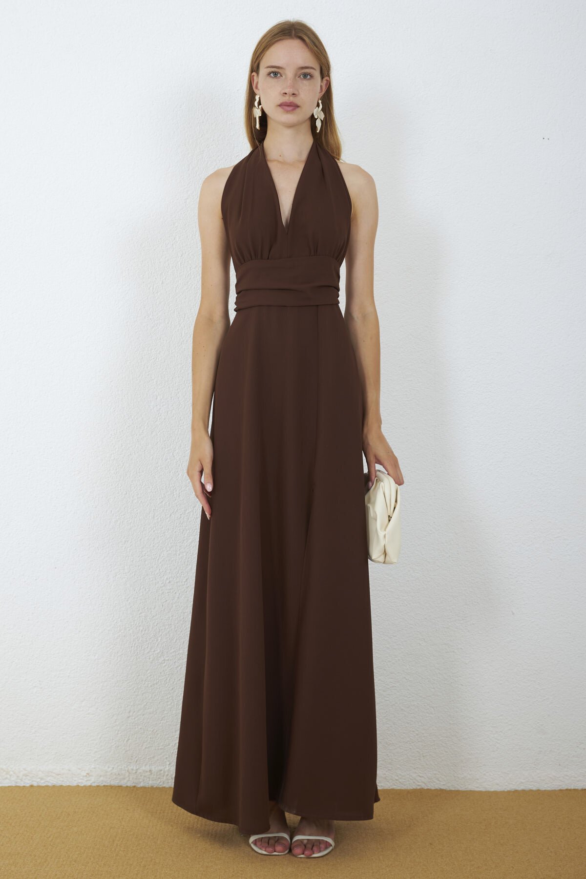 4133-Kahve Halter Yaka Drapeli Yırtmaçlı Maxi Elbise