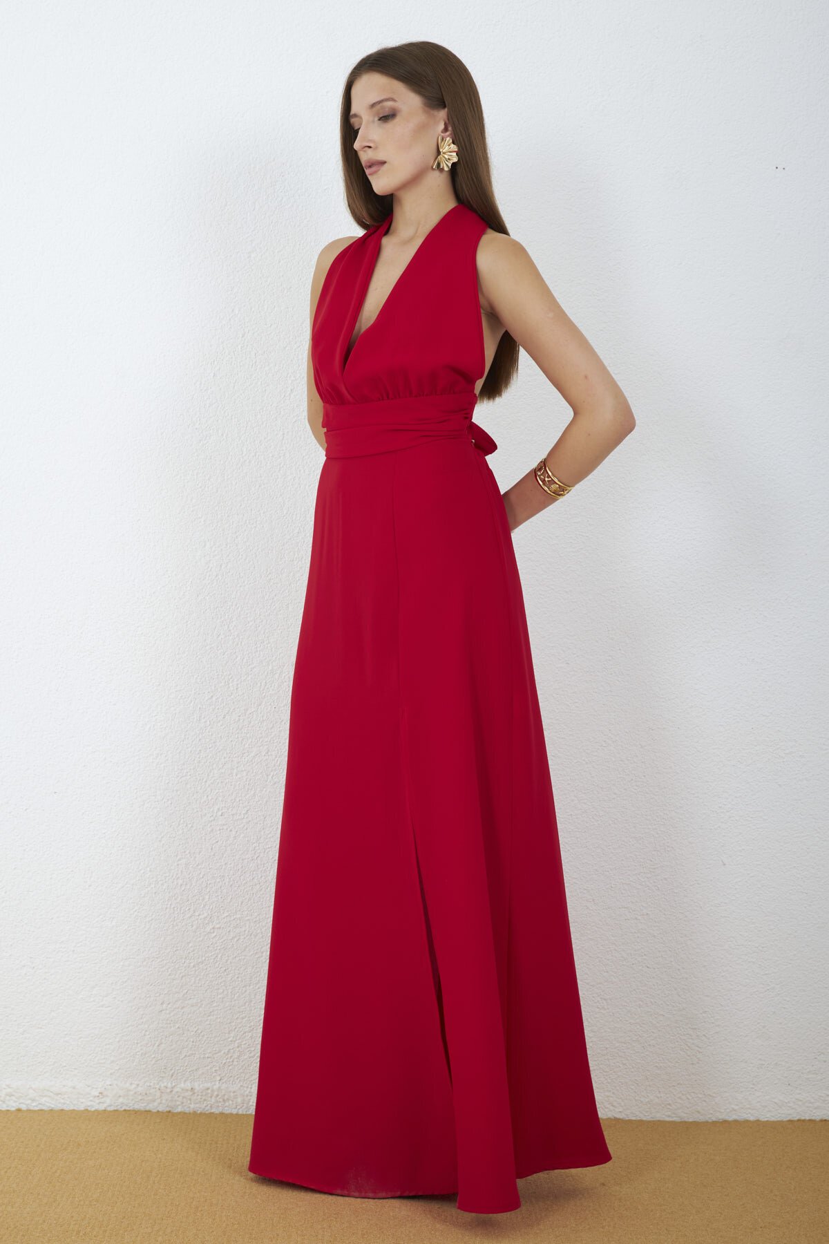 4133-Kırmızı Halter Yaka Drapeli Yırtmaçlı Maxi Elbise