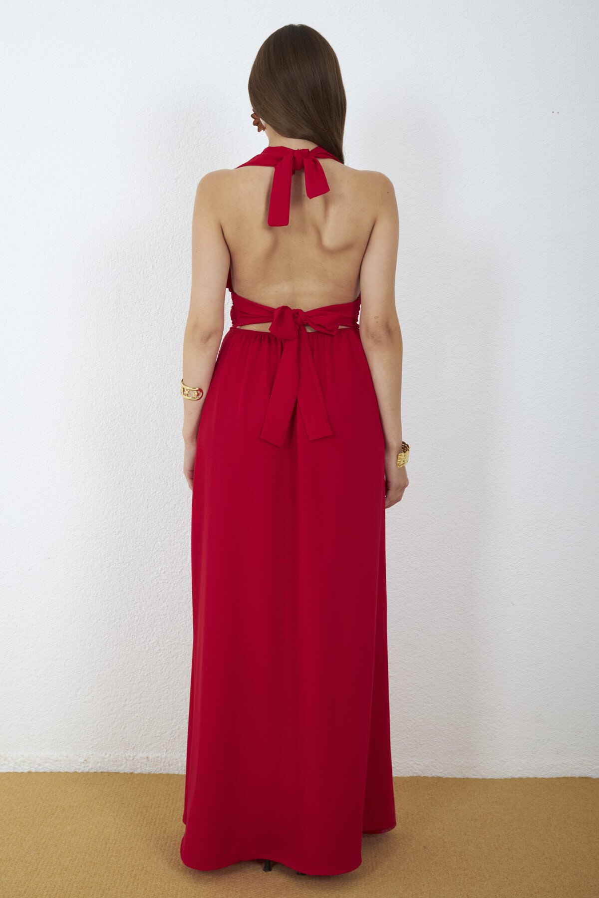 4133-Kırmızı Halter Yaka Drapeli Yırtmaçlı Maxi Elbise