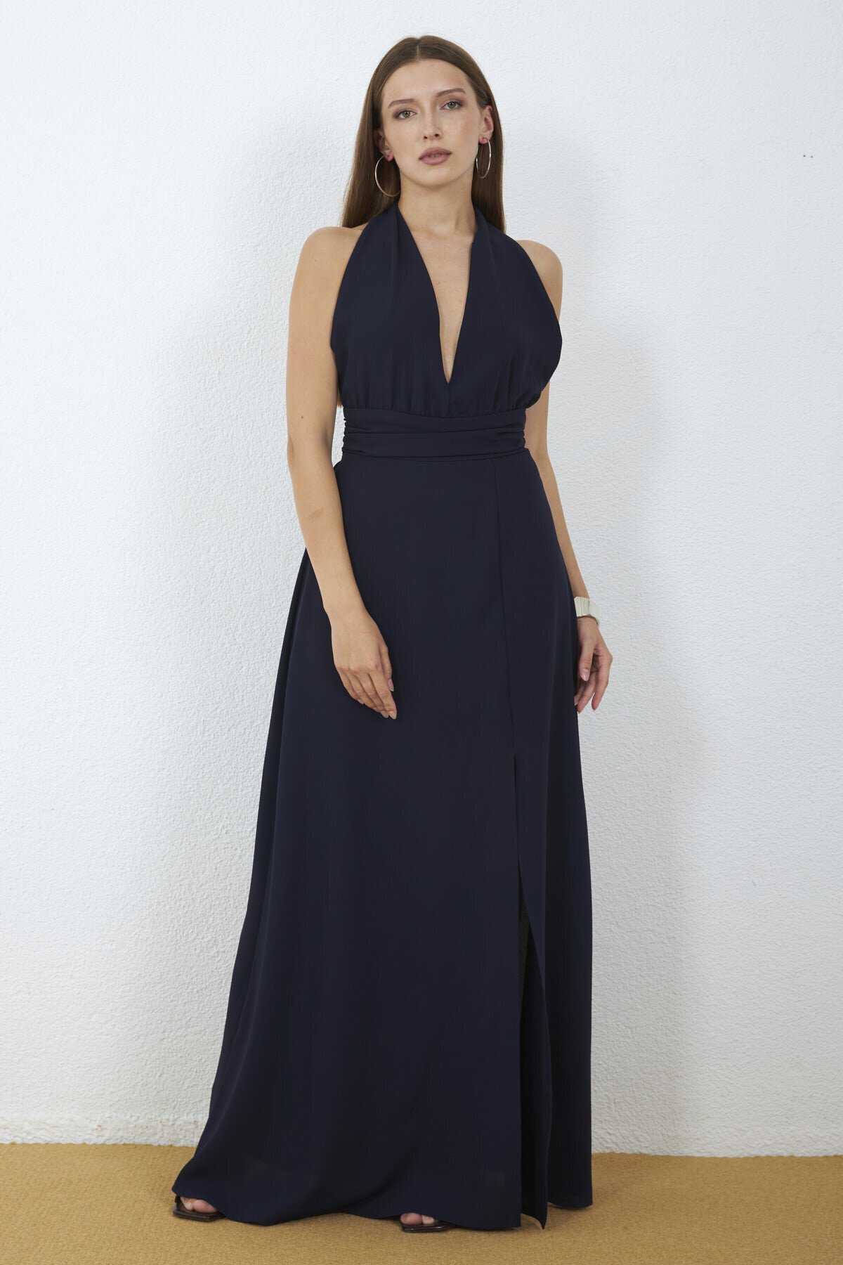 4133-Lacivert Halter Yaka Drapeli Yırtmaçlı Maxi Elbise