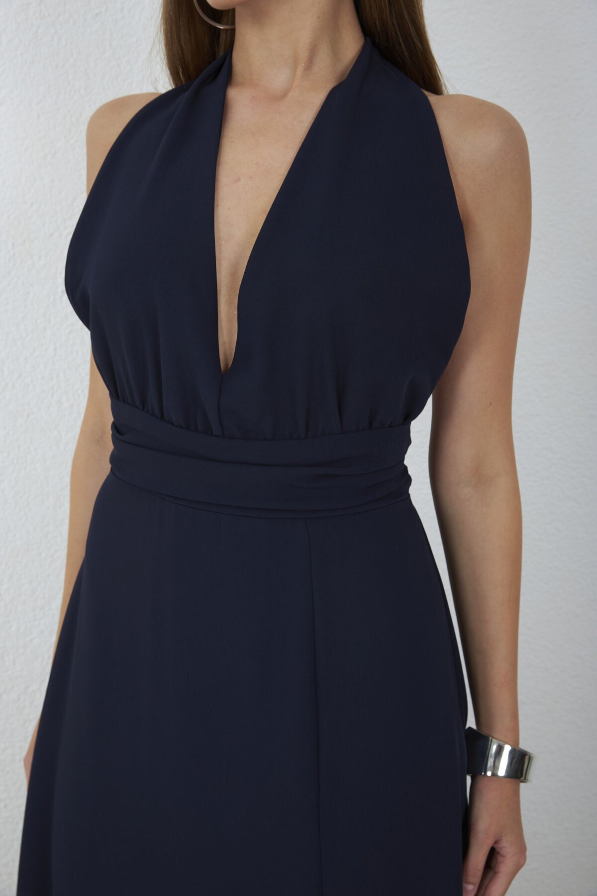 4133-Lacivert Halter Yaka Drapeli Yırtmaçlı Maxi Elbise