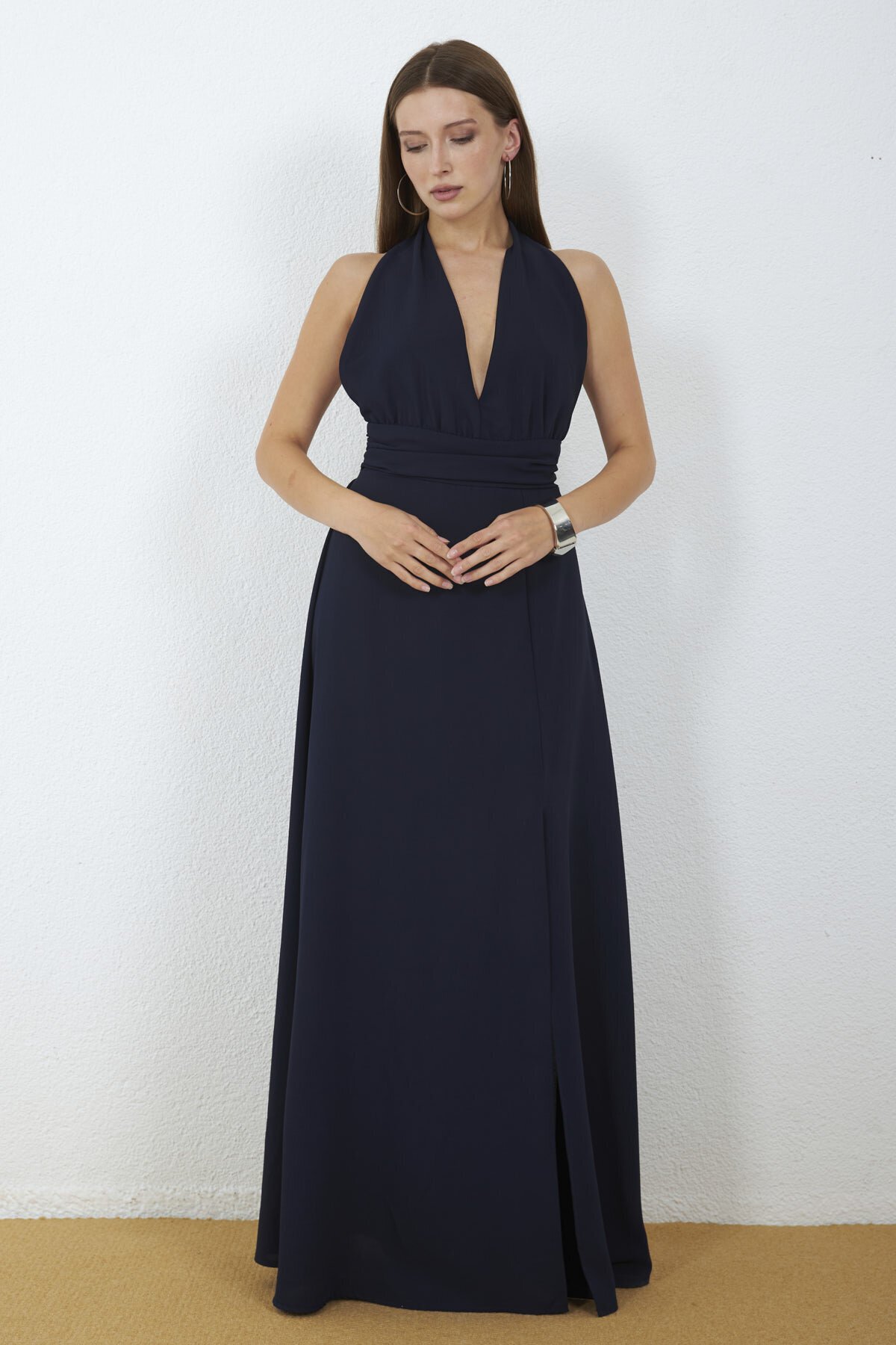 4133-Lacivert Halter Yaka Drapeli Yırtmaçlı Maxi Elbise