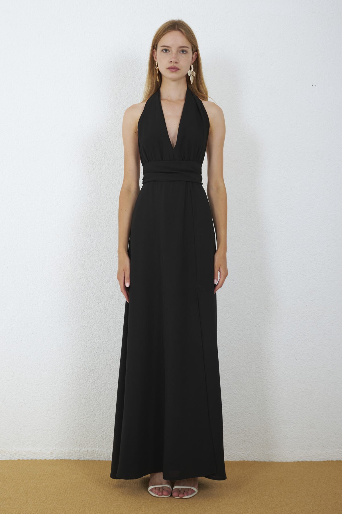 4133-Siyah Halter Yaka Drapeli Yırtmaçlı Maxi Elbise