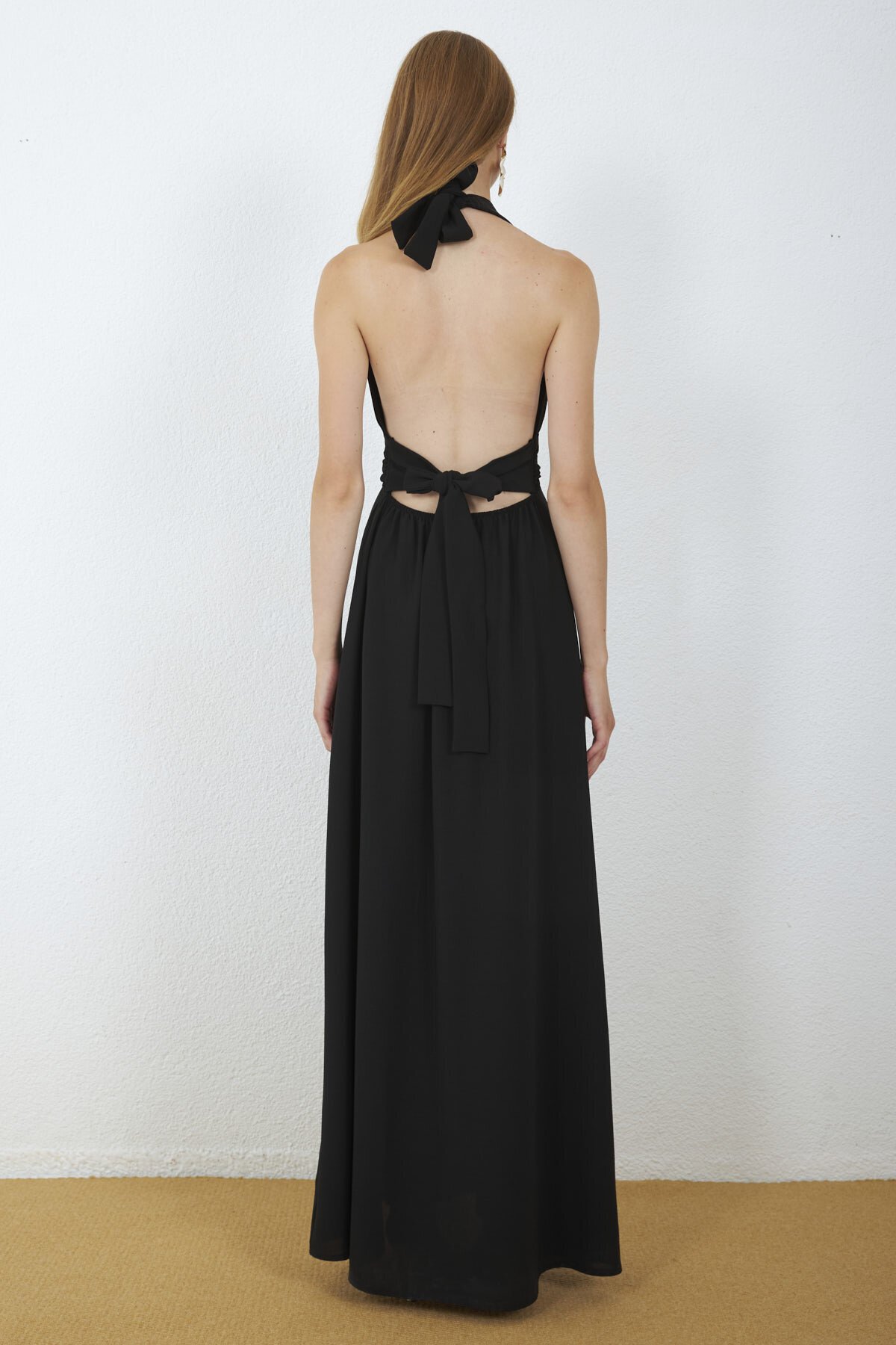 4133-Siyah Halter Yaka Drapeli Yırtmaçlı Maxi Elbise