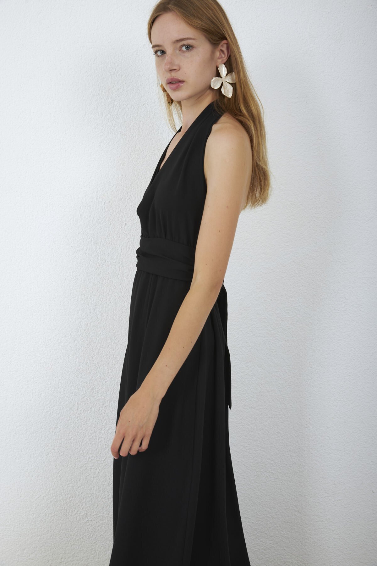 4133-Siyah Halter Yaka Drapeli Yırtmaçlı Maxi Elbise