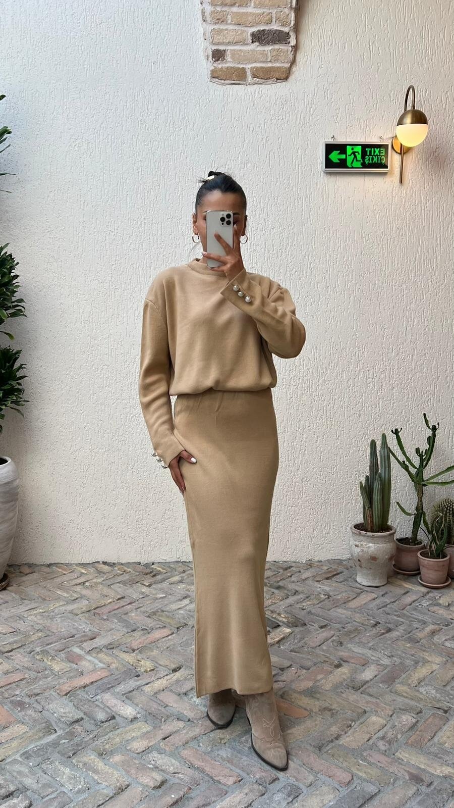 BİSKUVİ KOLLARI İNCİ DETAY ETEKLİ TAKIM