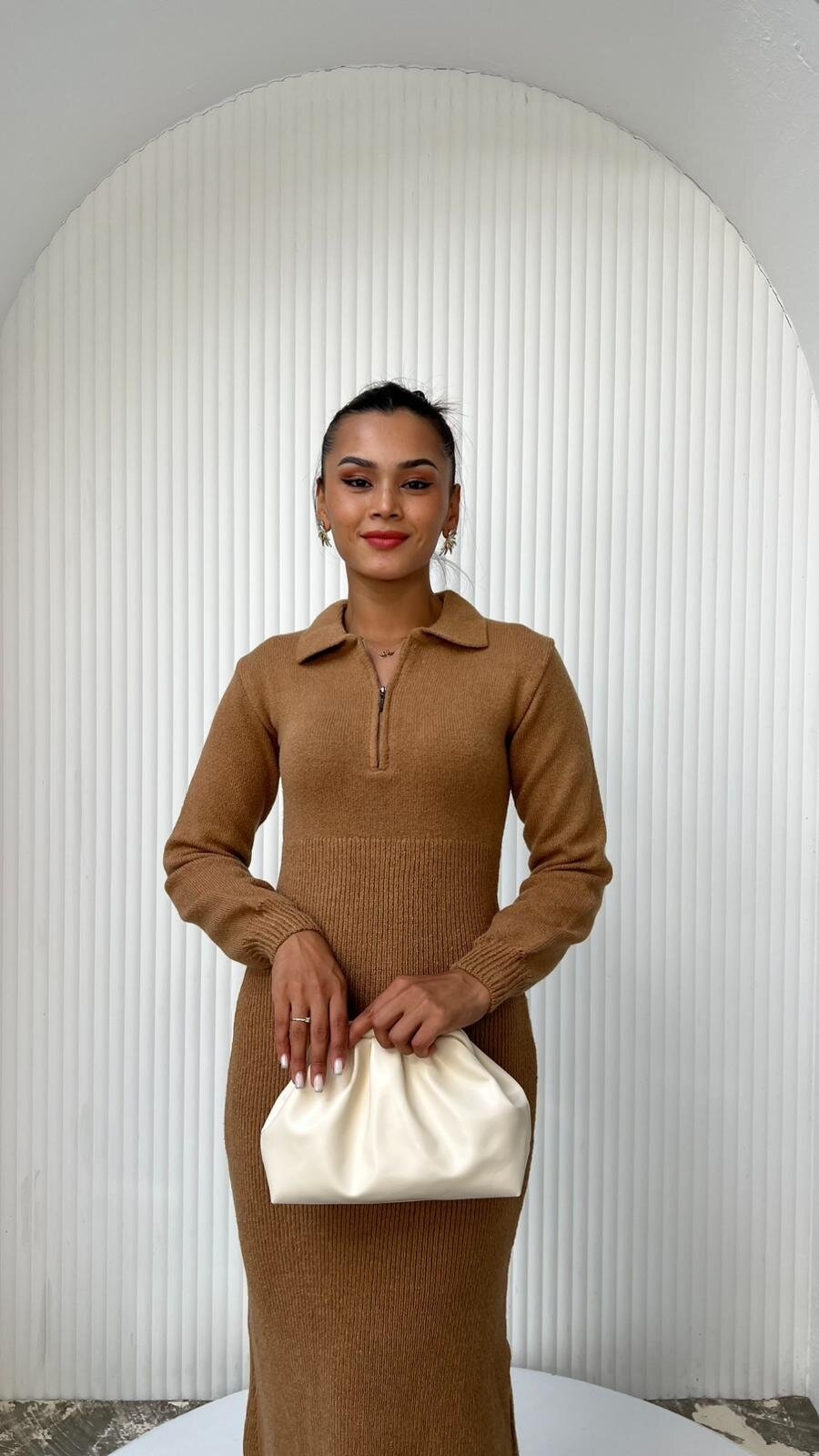 BİSKUVİ POLO YAKA FERMUARLI TRİKO ELBİSE